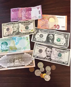 友達がおみやげとしてくれた現地のお札やコイン