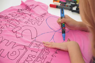 ポスカで下書きをなぞる。