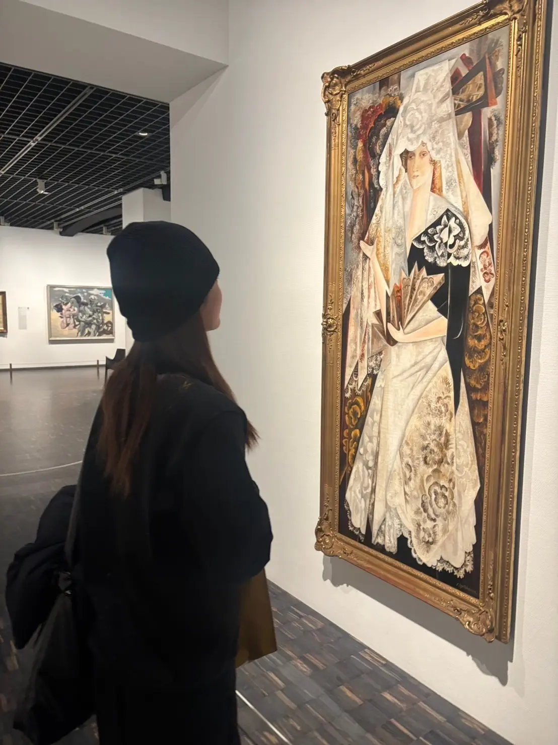 絵を見る後ろ姿の写真