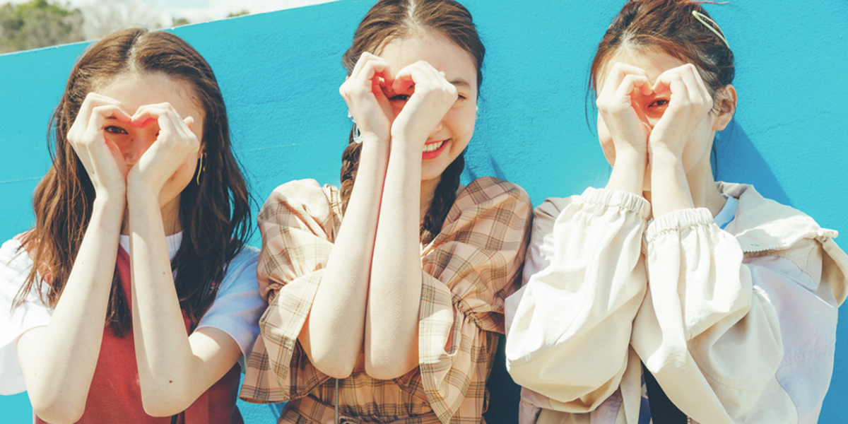イツメンと写真をとるときは、顔を見せないポーズで映え | Seventeen-Web