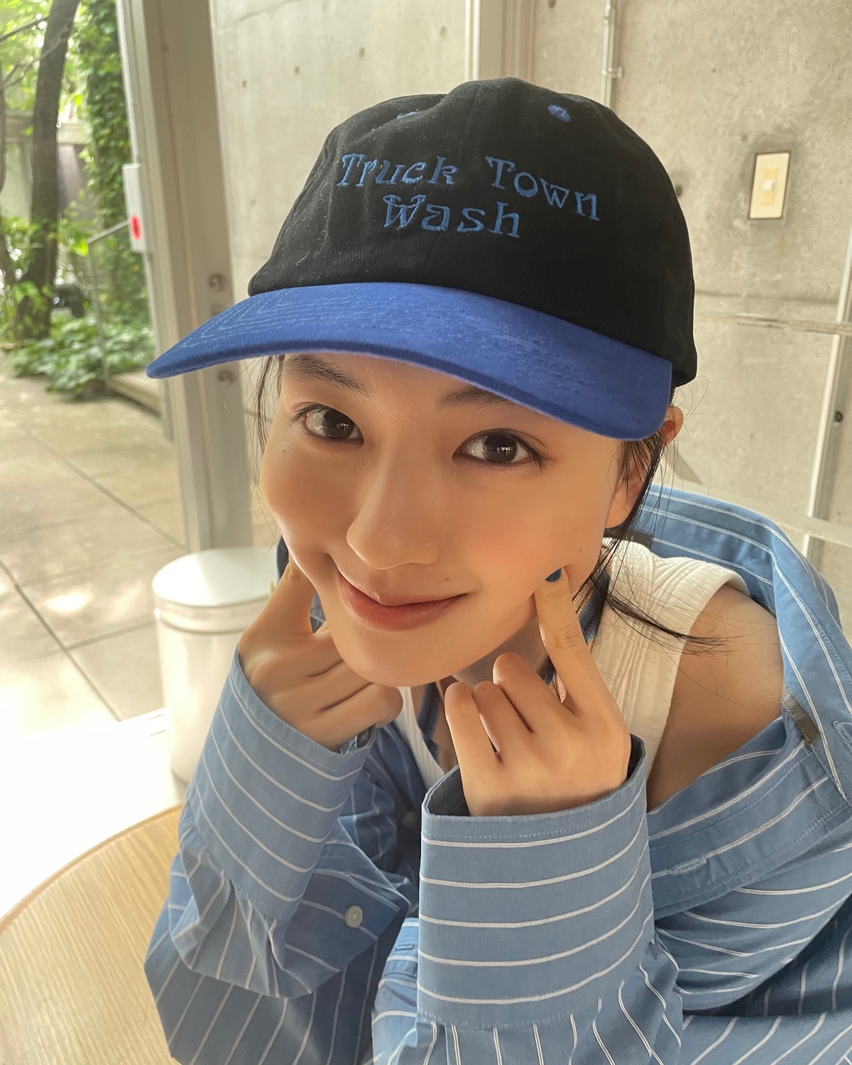 じゅったんとカフェデート☕️🎶なオフショット📸発売中のSeventeen夏号の"じゅったんが愛する古着の世界へ"の撮影中の一コマ🤓 何枚目がすき？💙💙#上坂樹里 #じゅったん #Seventeen夏号