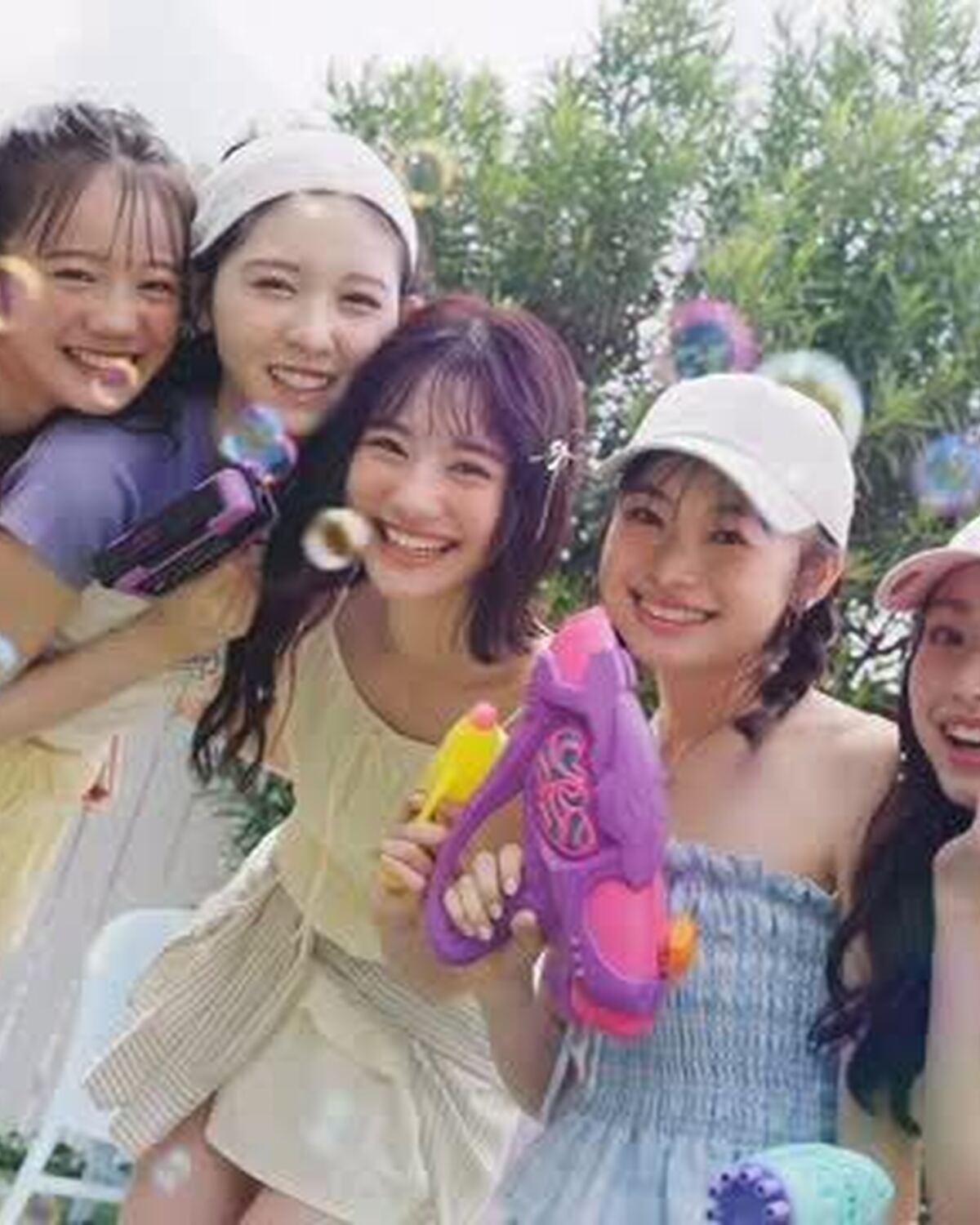 🌴🌻𝑯𝒆𝒍𝒍𝒐 𝑱𝒖𝒍𝒚🌻🌴７月のカバームービーには、夏号の表紙を飾ったみさき、るき、るな、あやな、るいが登場🩵 るなはこれが祝・初表紙✨はじける季節にピッタリなカラフルコーデで撮影したよ♡　cove