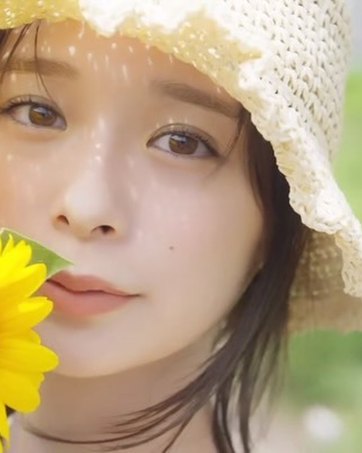 🫧🌻 HELLO AUGUST 🌻🫧今月のカバームービーは田鍋梨々花が登場✨麦わら帽子をかぶって、アイスを食べたり、シャボン玉で遊んだり、THE夏を満喫👒☀️ギラギラと照りつける太陽の下、ひまわりに