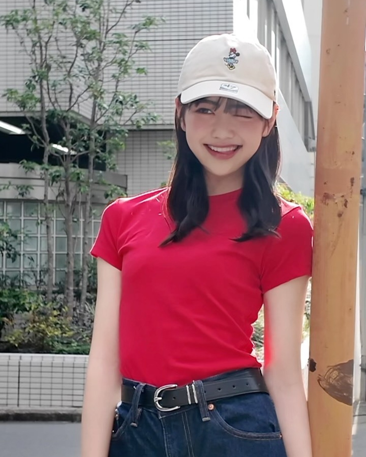 トマトがだいすきな花埜は私服にも赤を🥺🍅濃いめデニムと赤Tシャツの相性がバツグンだよね👖❤️⊹₊⟡⋆˚⊹—————————⊹₊⟡⋆˚⊹Seventeen夏号発売中📖🍉STモデルのオフショットがもっとみ