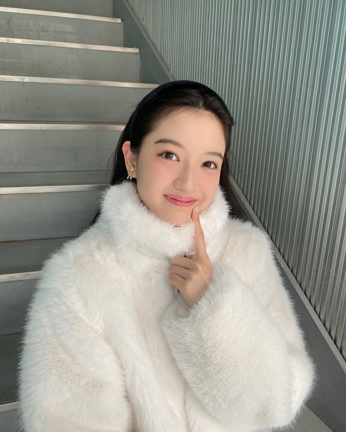 今日は東京にも雪が積もったよ☃️ということでお肌も雪みたいに真っ白なすいちゃんのオフショットを👼🏻❄️もこもこのアウターが似合いすぎっ🐏🤍#川瀬翠子 #ホワイトコーデ #中学生 #コーディネート #S