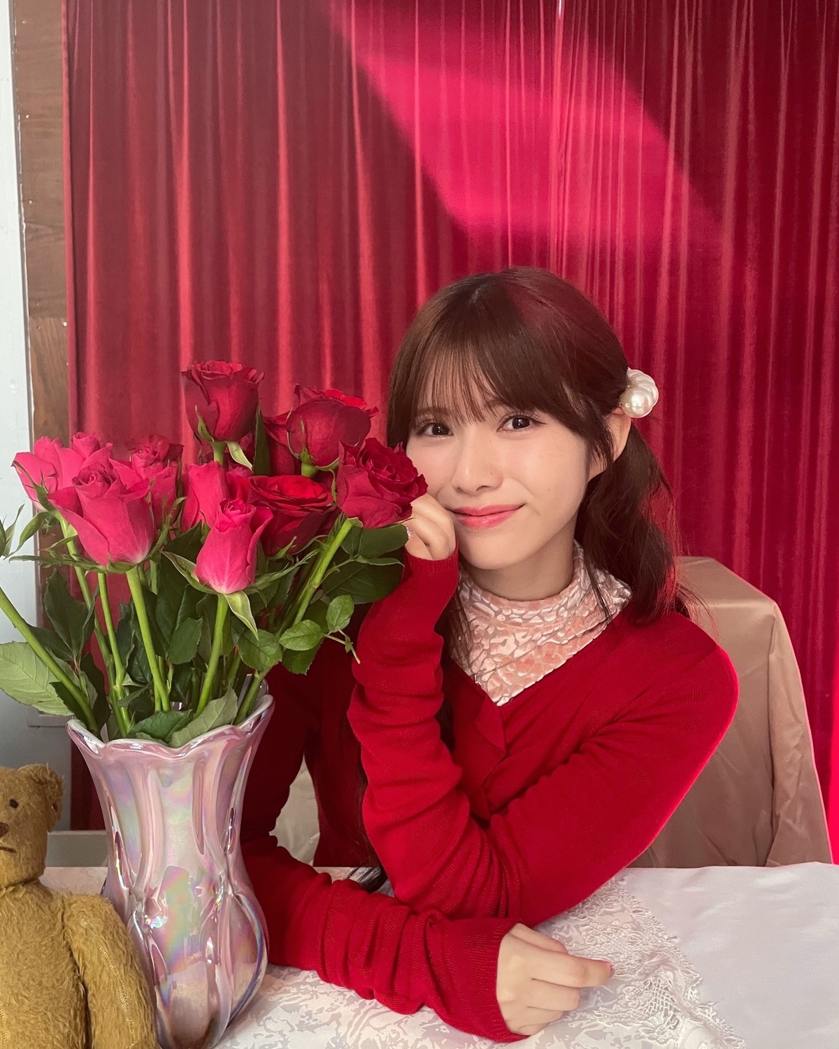 昨日はバレンタインだったね💌みんな何して過ごしたの？🍫好きな人がいるコは想いは伝えられたかな…？🎀今月のカバームービー撮影のかいらオフショ🥰真っ赤な衣装が似合いすぎだよね❤️ バレンタインコーデ&ヘア