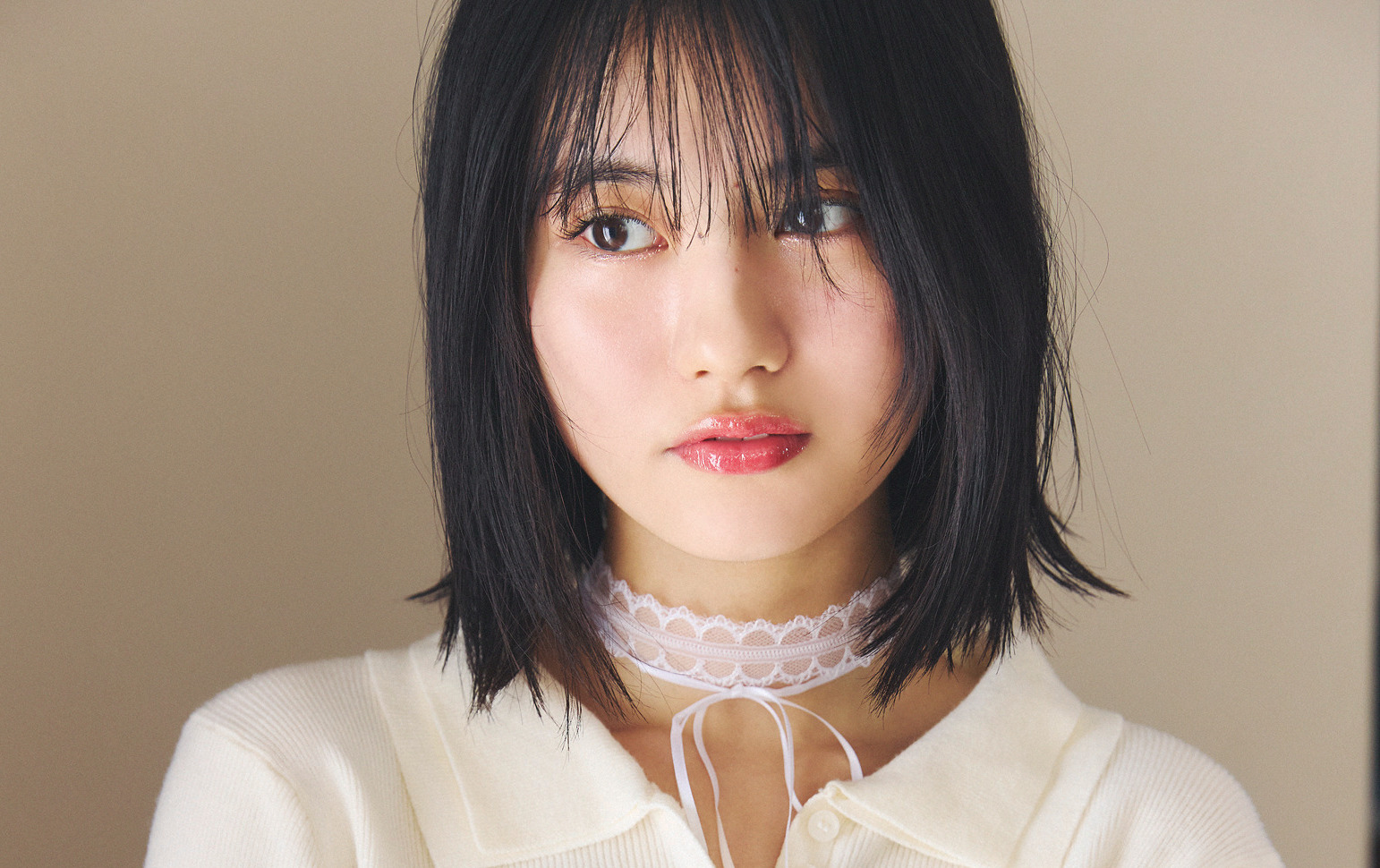 白ニットはキラッと質感で変化を！白ニット×ジュエルリップ【ニットとリップのLOVEな関係】