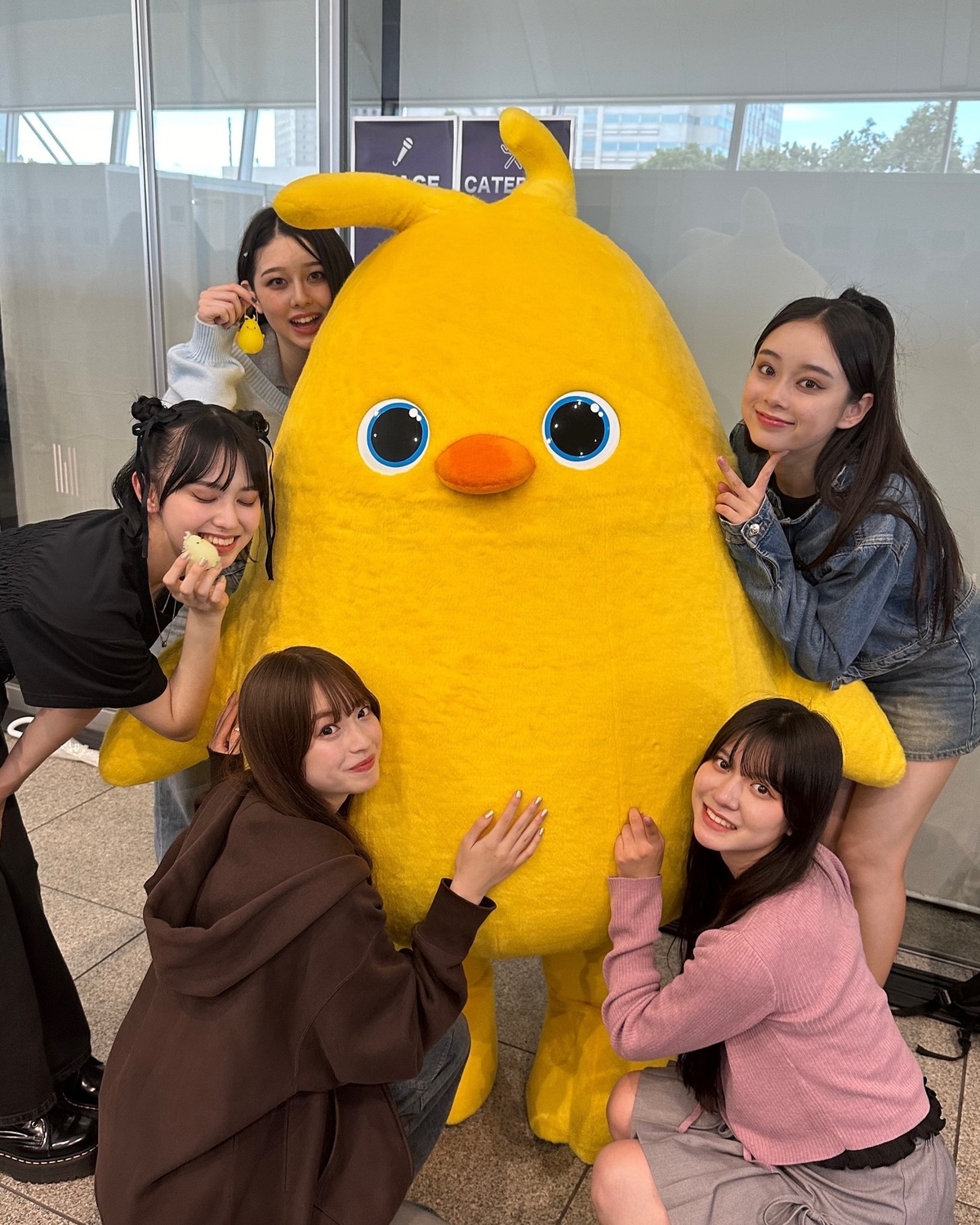 ゲルぴよ with ST㋲🐥💛セブンティーンモデルの楽屋前に遊びに来ていたゲルぴよ🎶 その姿を発見するなり可愛い可愛い〜🥰と大興奮のモデルたち💛編集部がキュンとした話🗣️せいらがゲルぴよを1番に発見！