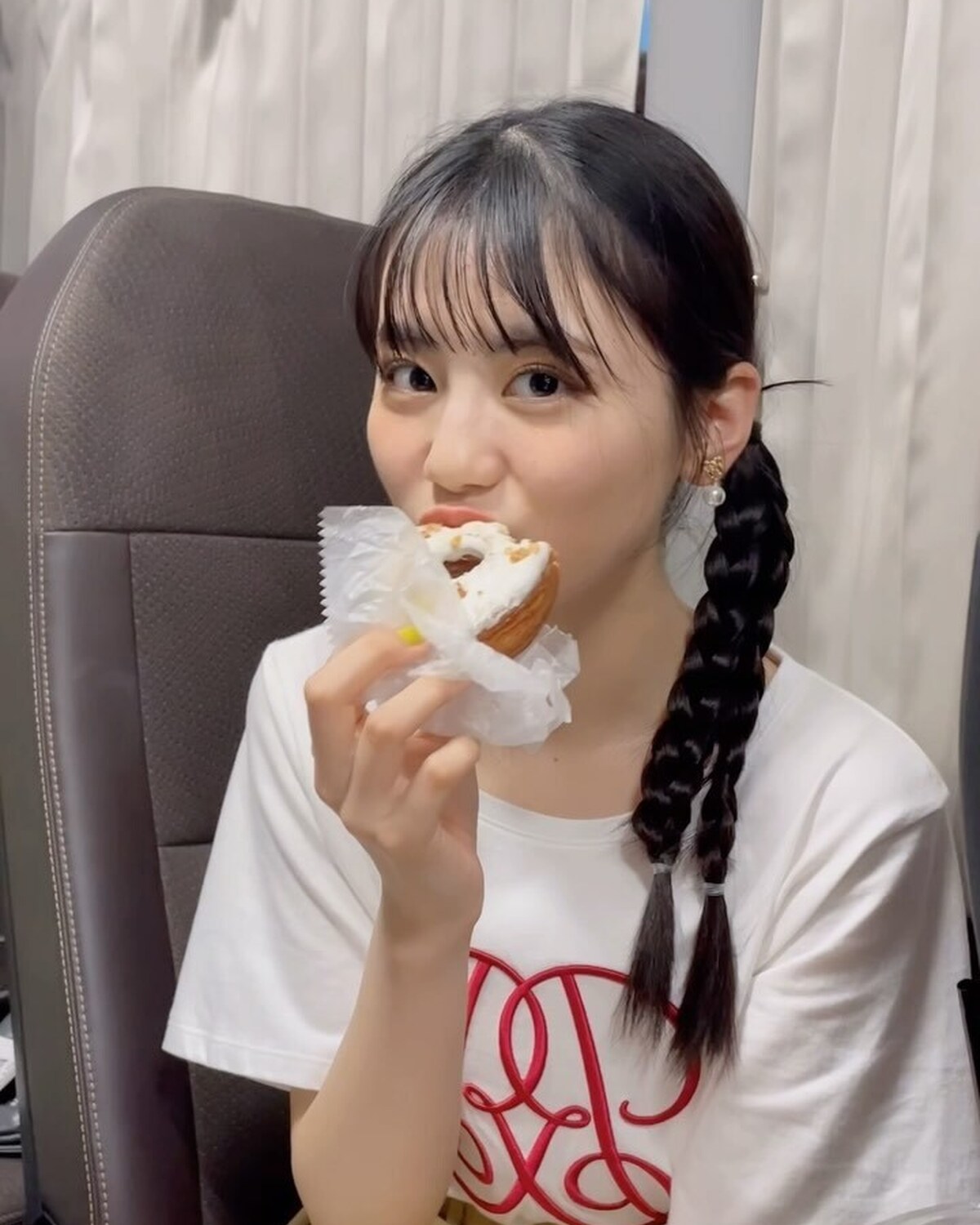 もぐもぐるき🤤🍩ロケバスでドーナツを食べるるきを発見🥰 撮影用に使ったお菓子たちはモデルとスタッフでしっかり美味しくいただきました🤎#Seventeen #Seventeen夏号 #Seventeen