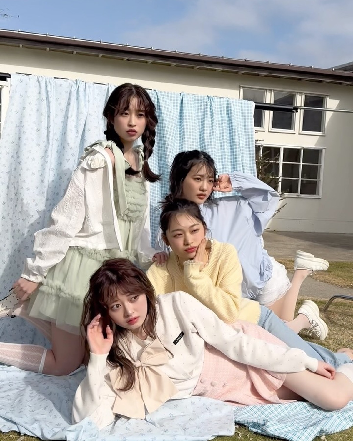 姉㋲4人のかわいすぎる撮影風景🫧🤍今の時期にもまだまだ真似できるコーデたち👗是非参考にしてみてね〜😽🎶⊹₊⟡⋆˚⊹—————————⊹₊⟡⋆˚⊹STモデルのオフショットがもっとみたいコは@sevent