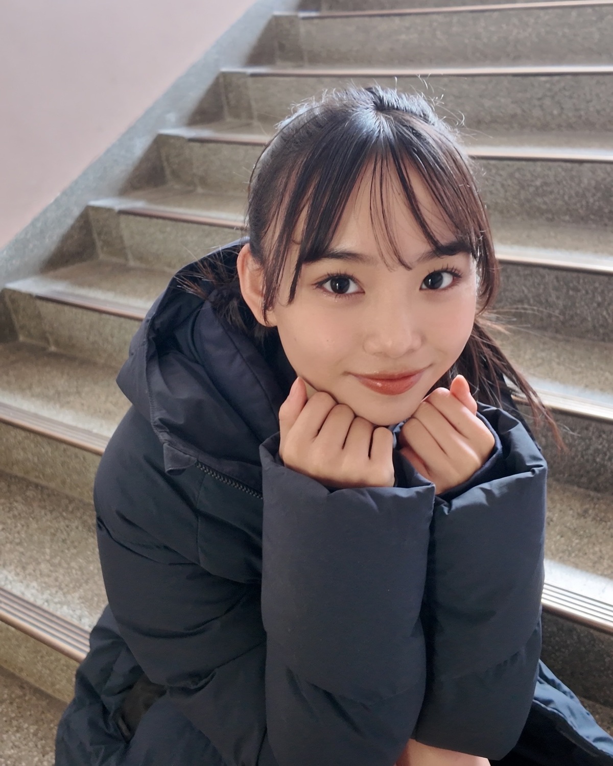 れいちゃんの視線にドキッ…🫣💘撮影の待ち時間に📸まだ寒い中での撮影だったからロケジャンを着て暖をとるれいちゃんでした🐈🖤#Seventeen #セブンティーン #ST #雑誌 #ファッション雑誌 #松
