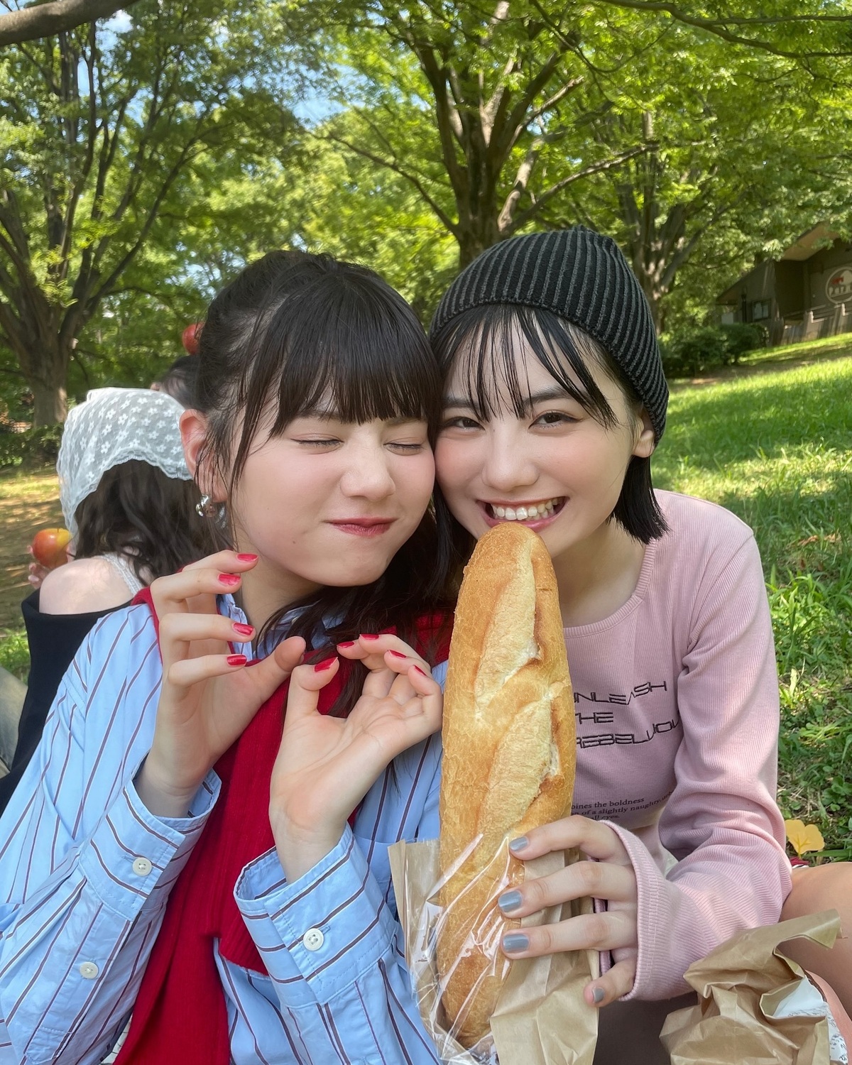 大きいフランスパンにかじりつくのは…星良&瑠紀🤣🥖🤎公園でおしゃピク🧺をするカット📸この日は30度超えの炎天下でセミの声が響き渡る中、秋服を着て撮影😭🍃さすがはモデル✨ 最後まで笑顔でよくがんばりまし