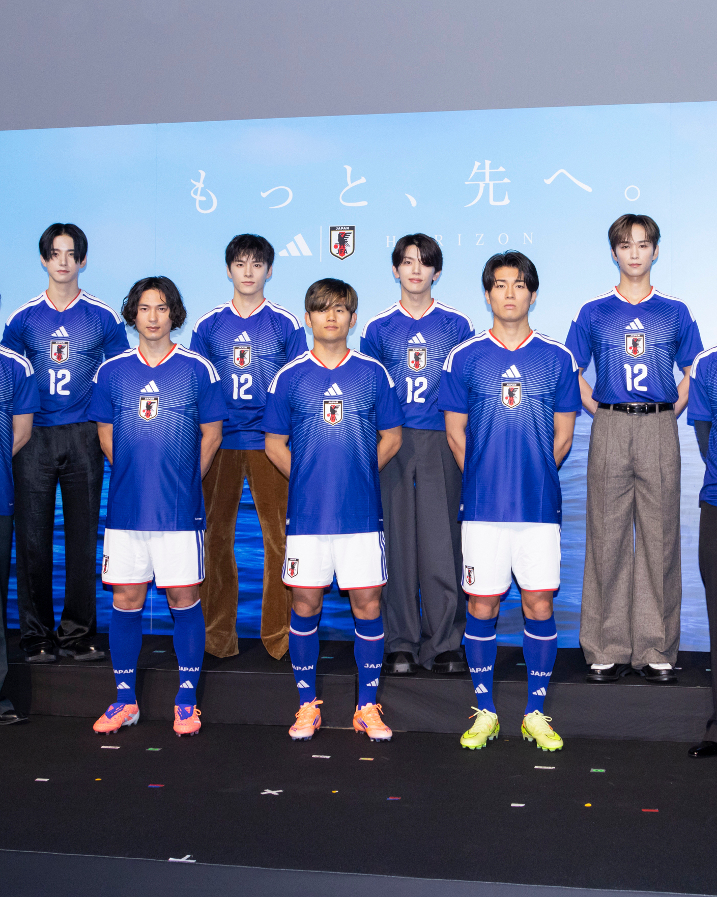 「サッカー日本代表 2026」キャンペーンの会見に久保建英選手、南野拓実選手、中村敬斗選手、JO1とINIの特別ユニット「JI BLUE」が登場！
