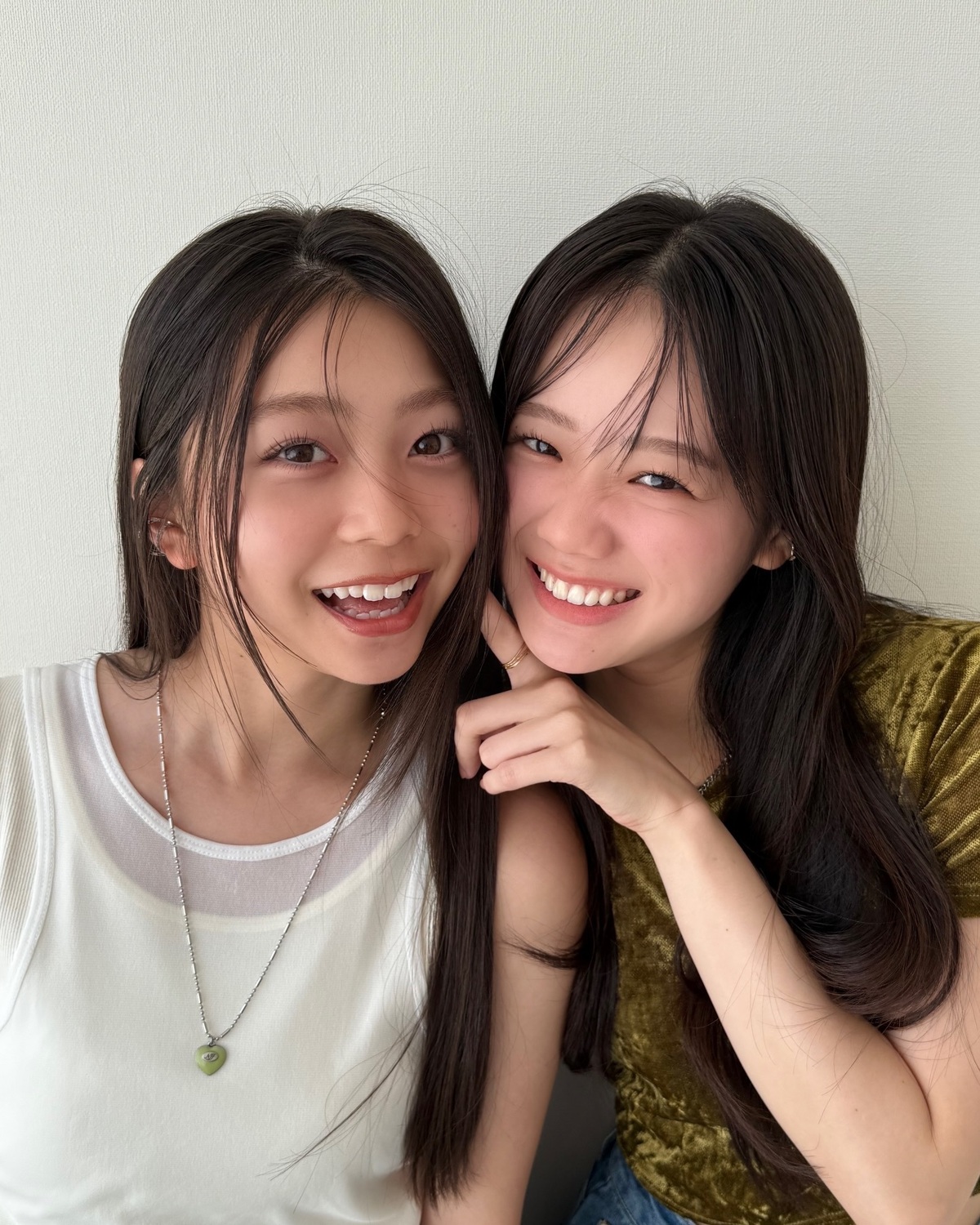 あいるなの仲良しショット👩🏻‍❤️‍👩🏻🤎🩶#Seventeen #セブンティーン #稲光亜依 #中島瑠菜 #ファッション雑誌 #秋コーデ #秋メイク #オフショット #ヘアアレンジ #可愛い女の子