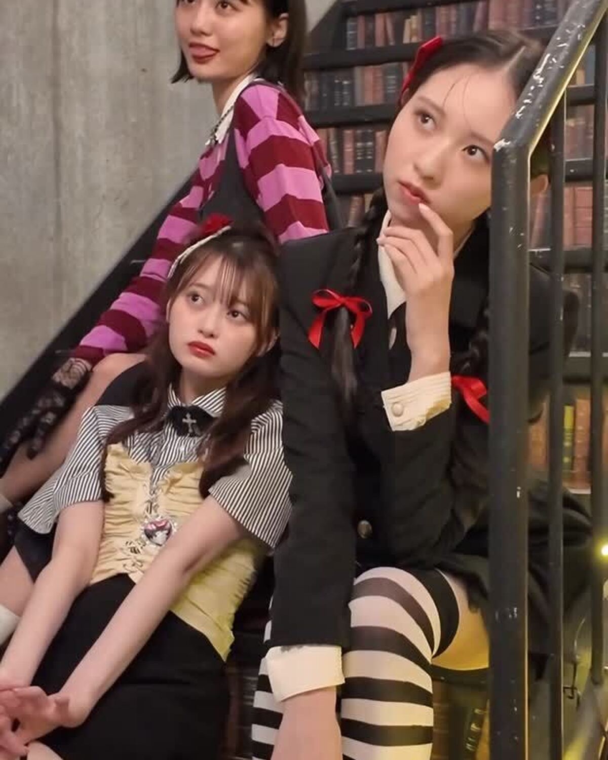 カバームービーの撮影風景📽️🖤一つ前に投稿したカバームービーアルバムもチェックしてね🎞️🧛🏻‍♀️🎶#seventeen #入江美沙希 #高比良由菜 #関谷瑠紀 #セブンティーン #stモデル #jk