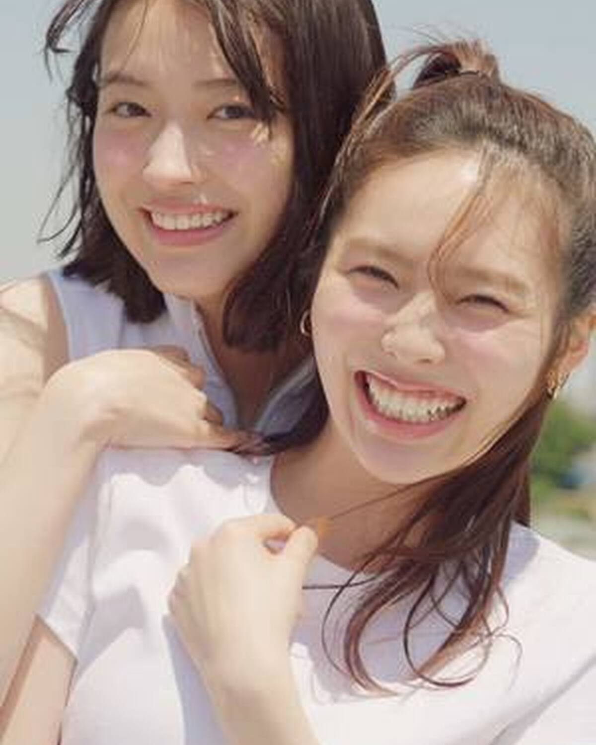 ✨🌻Hello July🌻✨ 今月のカバームービーは夏号で ST を卒業する、秋田汐梨と茅島みずきが登場👭🏻🍃 ふたりのST最後の表紙撮影と一緒に撮ったカバームービーだよ📽️ SDGs 大特集の夏号に
