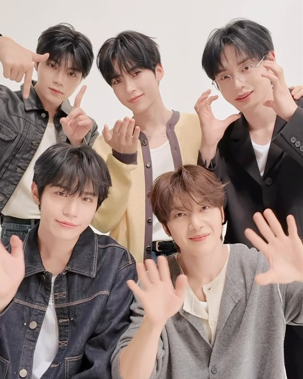 Seventeen初登場のZEROBASEONEからメッセージ💙🌟   K-POPを代表するボーイズグループ、ZEROBASEONEがSeventeenに初登場🎤🎧 Seventeen Webでは、5