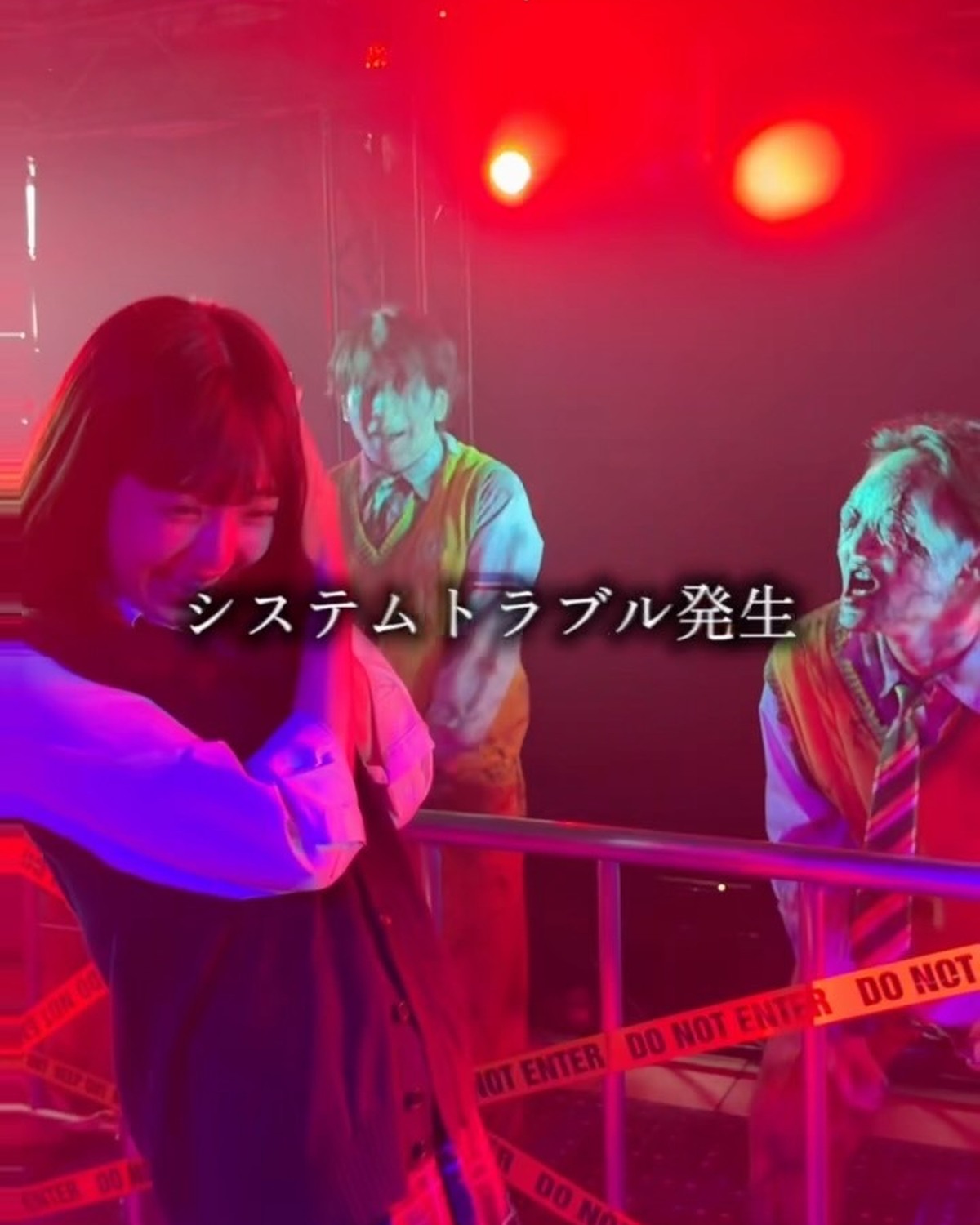 【緊急告知】高校生ゾンビが新宿に出現！？ユニバーサル・スタジオ・ジャパンで捕獲されたゾンビたちを見学しに、ST㋲堀口真帆が新宿サザンテラスへ！怖すぎゾンビを前に、まほちが大発狂ッッ！！今回体験した「新