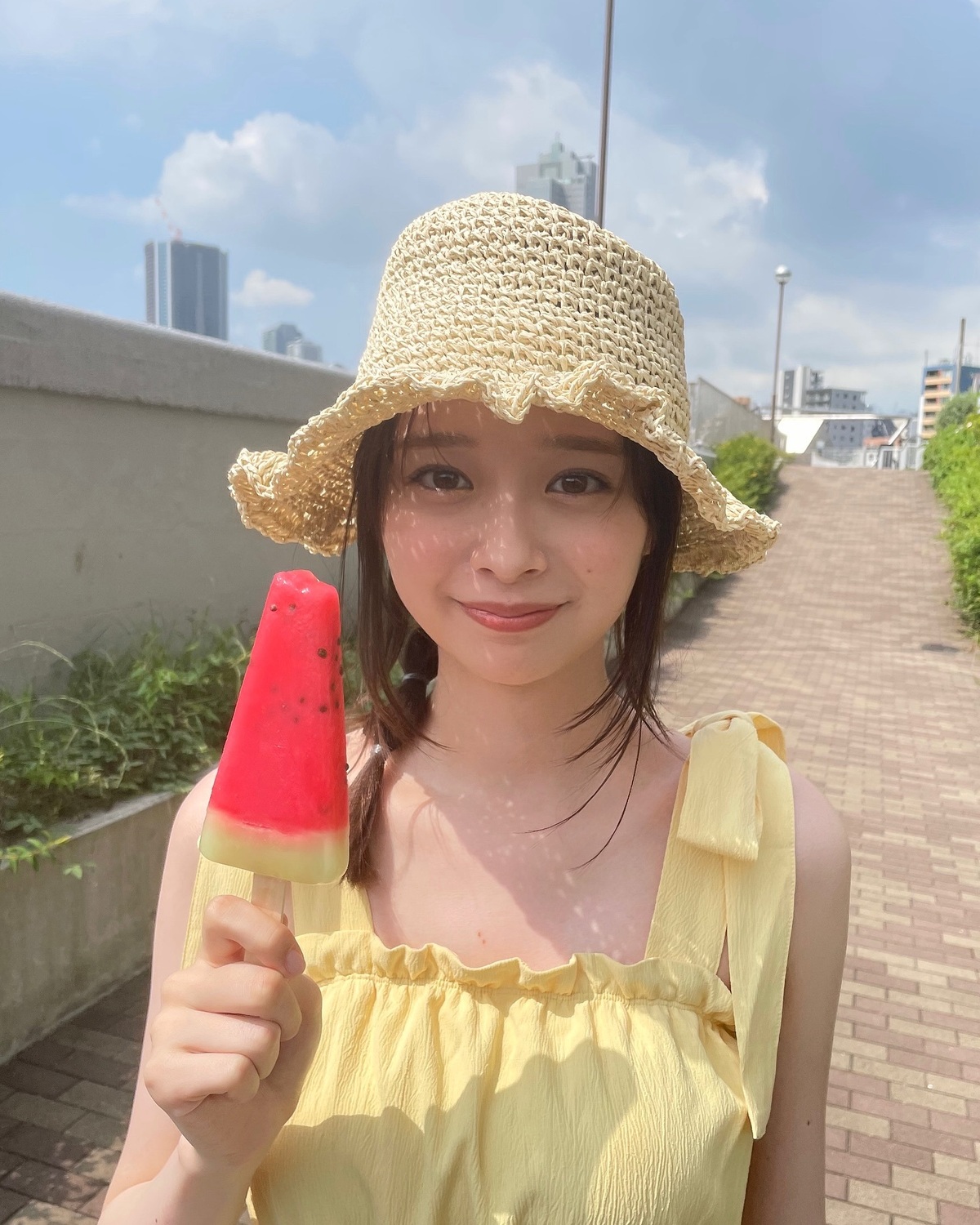 みんなー！8月のカバームービーはもうチェックしてくれた？🎥🌻サマーガールのイメージにぴったり♡の梨々花が担当してるよ👸🏻👒撮影当日は超晴天！太陽が照りつける中、頑張って撮影したよ☀️初めて食べるという