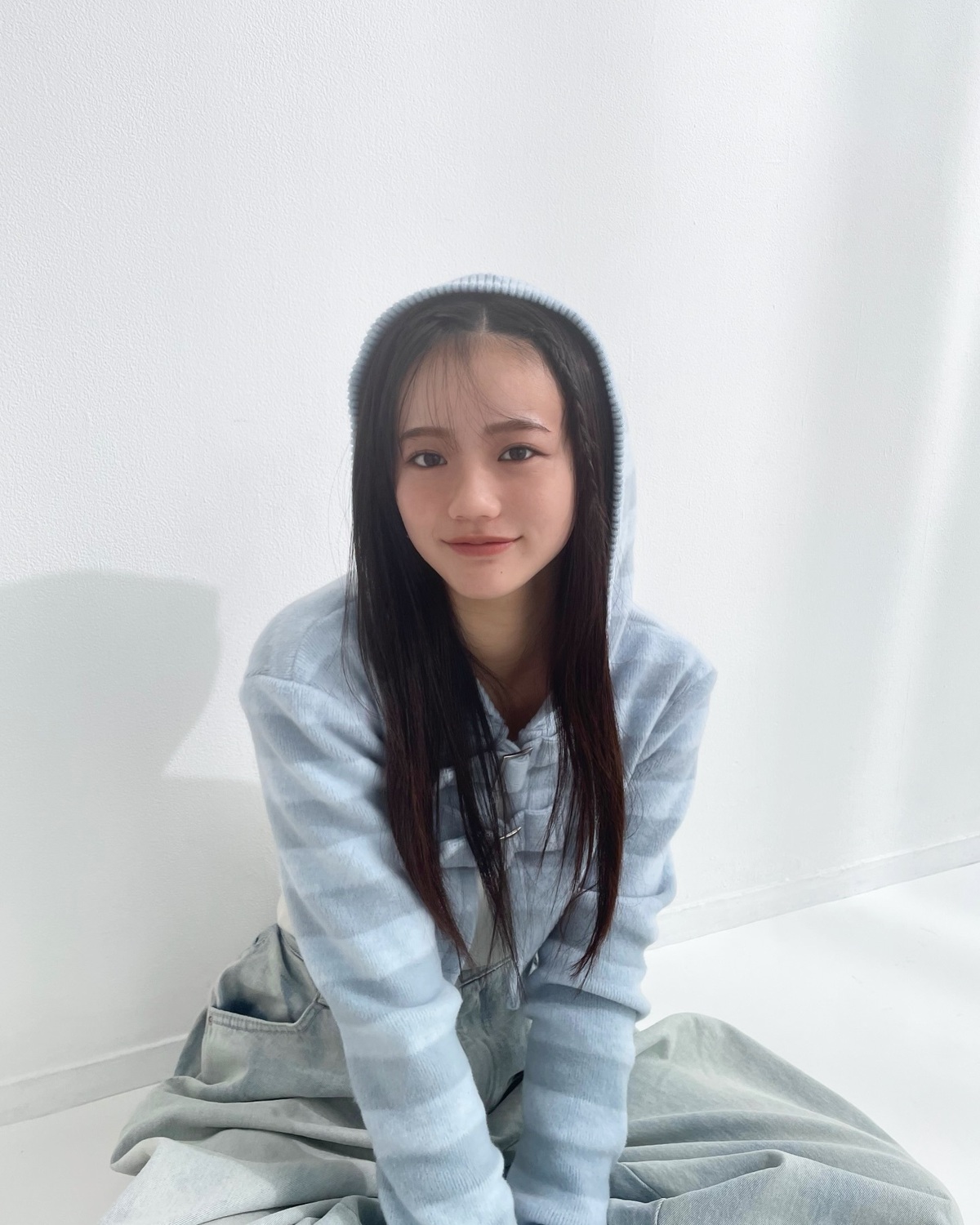 ℝ𝕌ℕ𝔸✩‧₊˚ 笑顔とクールな表情のギャップが可愛すぎ🩵🩶いつもはあまりやらないような雰囲気に挑戦したよ💄　#中島瑠菜 #春服 #韓国コーデ #デニムコーデ #Seventeen春号