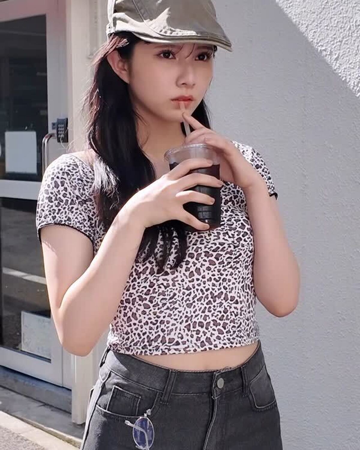 撮影中普段のギャップがたまらない😎✨クールビューティーな快空をお届け📹🖤(と、思いきや途中コーヒーの冷たさに全力で驚いてます🤣)コーデの詳細は夏号に載ってるよ〜📖💨#Seventeen #セブンティー