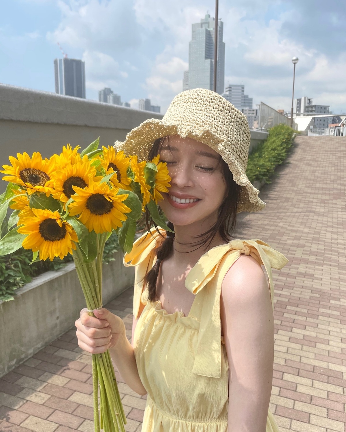 8月もあと3日！ということで今月のカバームービーのオフショットを📸ひまわりと梨々花👼🏻🌻5.6枚目はおまけ🤭🤍暑い夏の外撮影には、ちょっと大きめの⁉︎ぐらいの持ち運び扇風機がベスト🥺✌🏻#Sevent