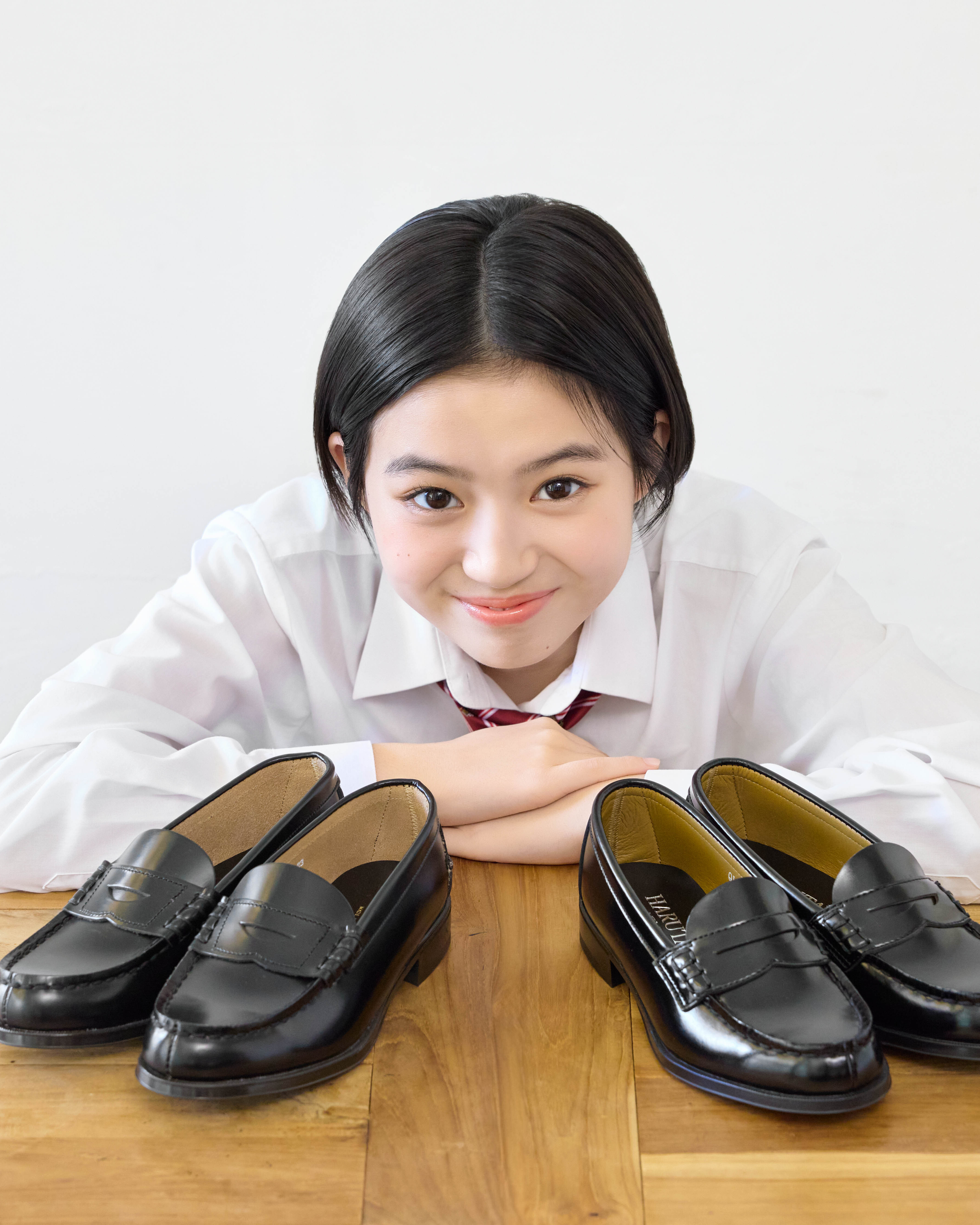 【ローファーの選び方】本革と人工皮革の違いって？ 『HARUTA』イメージガールの佐々木満音がそれぞれのポイント3選を紹介