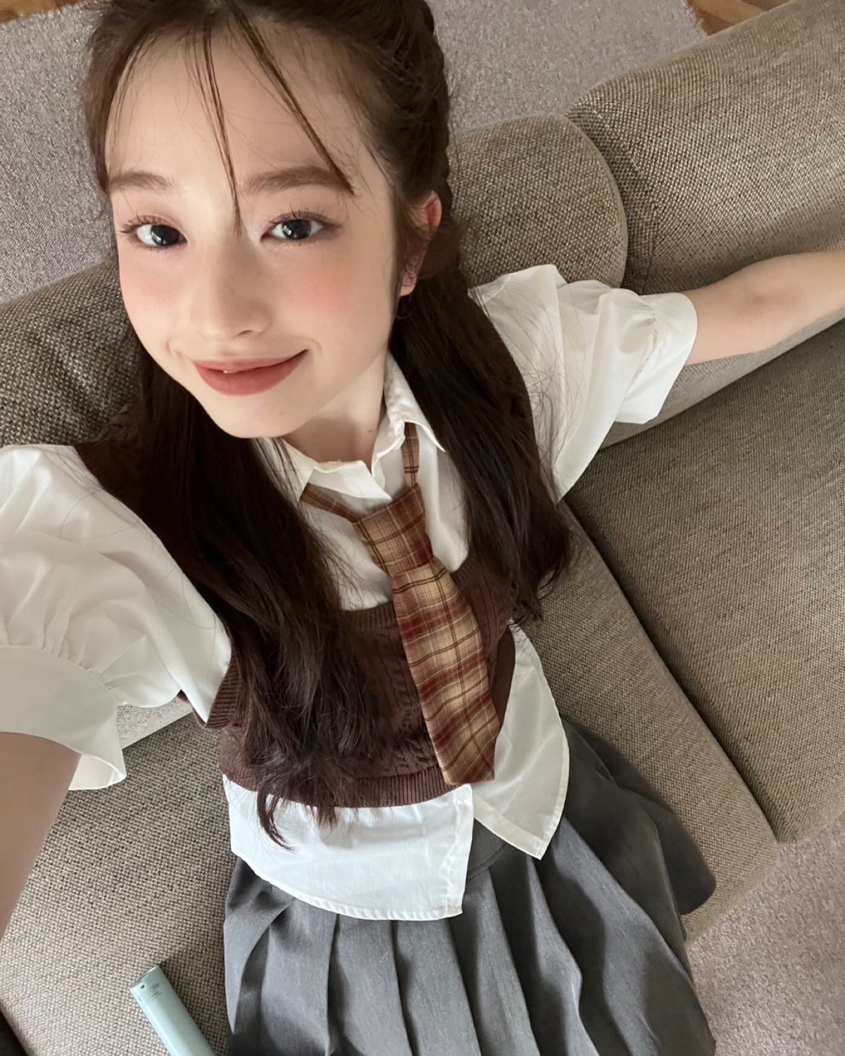 上から杏也菜👀˖ . ݁𝜗𝜚. ݁₊今日のオフショットはあんちゃんのセルフィー📸上からアングルで撮ってみた🤎"無敵の秋LOOK" 企画見てね📖🍁#Seventeen #セブンティーン #Sevente