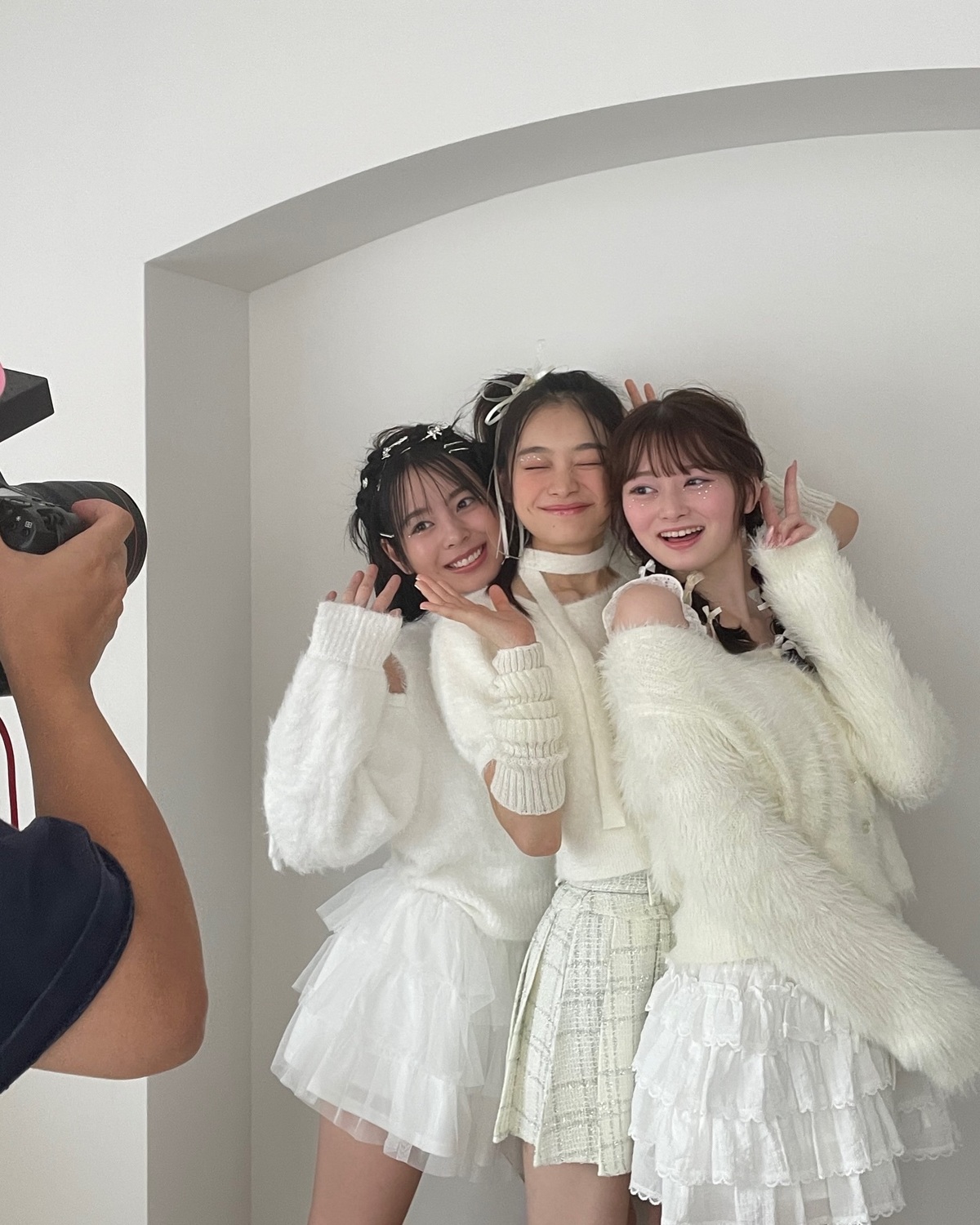 発売中冬号はもうチェックしてくれた？📖❄️ゆなな、るい、まうが表紙を担当してるよ🩵撮影風景をお届け📸🪽冬号の中面に、カバーガール3人のトークページもあるからチェックしてね👀📝#Seventeen冬号