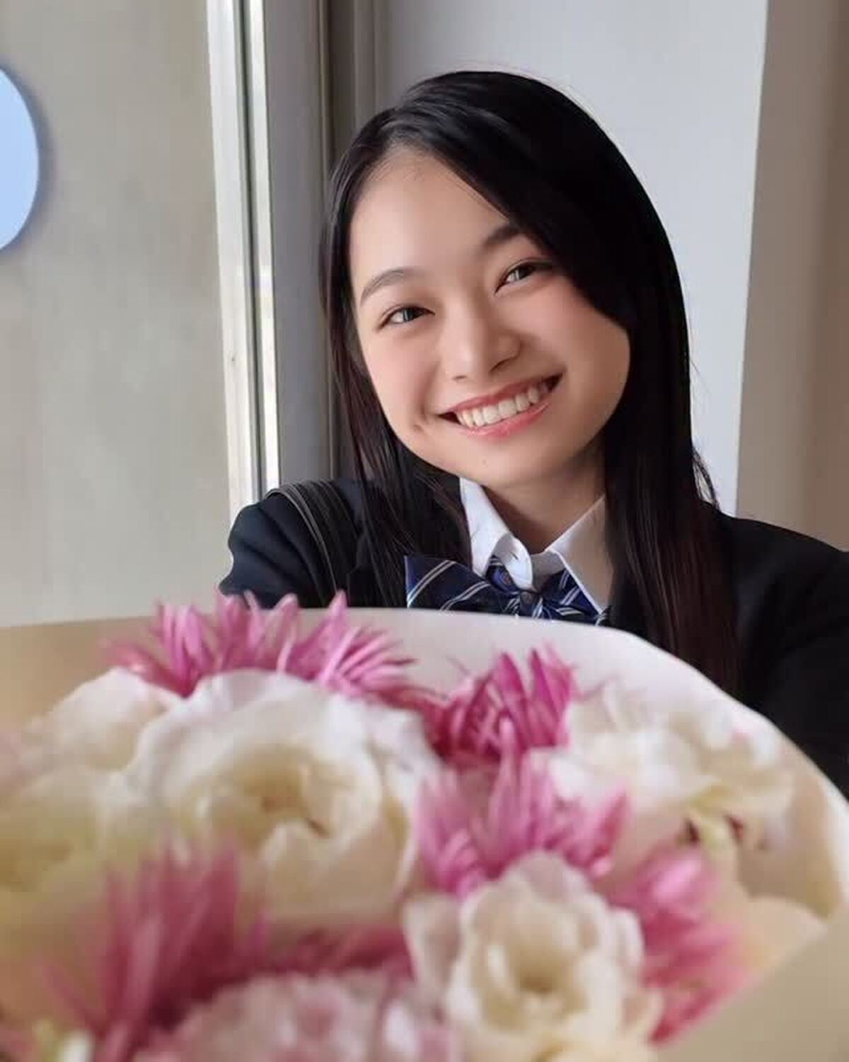 もうすぐやってくる卒業シーズン💐気になってるすきぴに気持ちを伝える…💓というシチュを琉衣が再現したよ🏫✨花束サプライズって理想だよね🥺#月島琉衣 #卒業式 #jk #卒業までにしたいこと #花束プレゼ