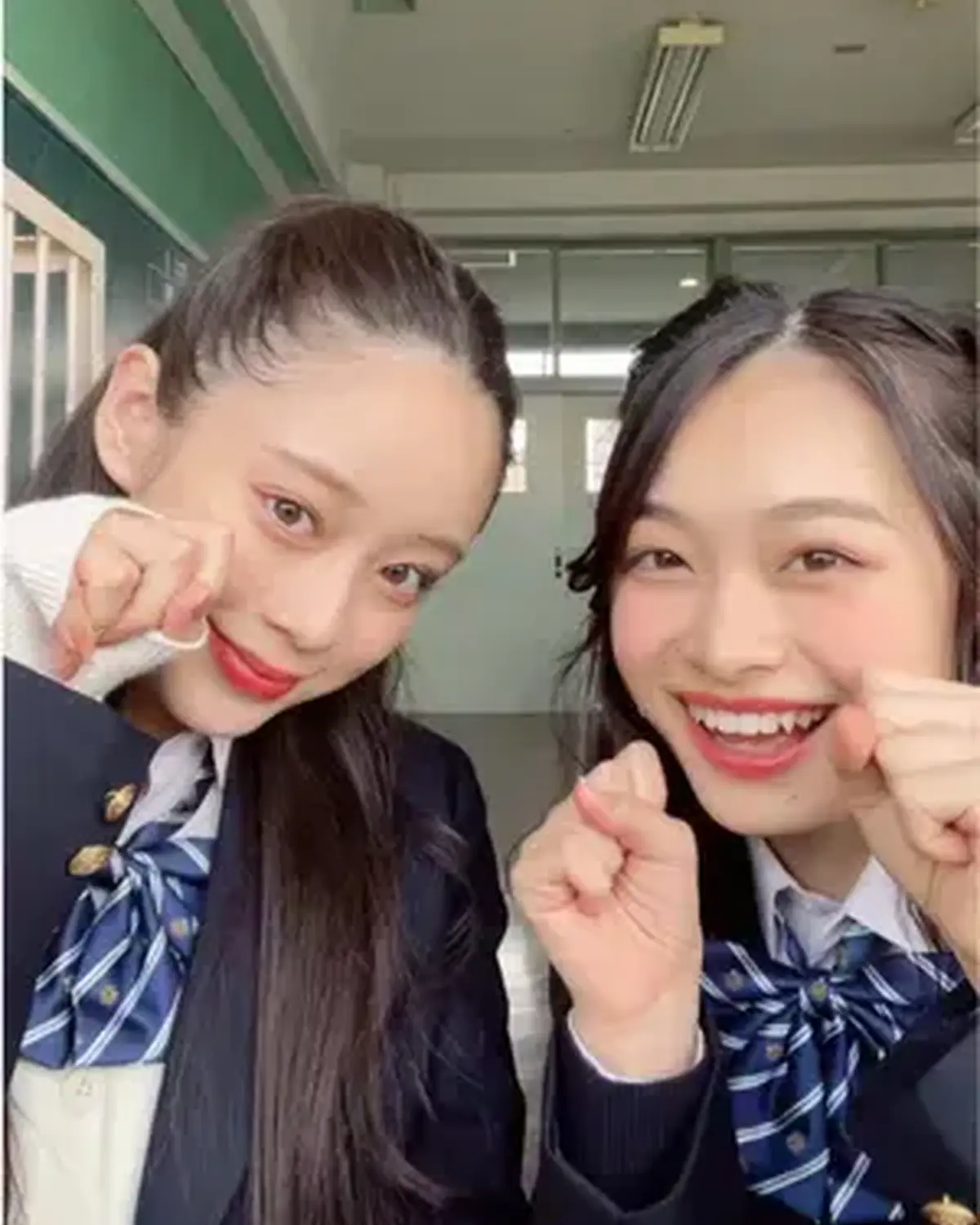 猫パンチ🤜🏻🐱🤛🏻💗 ふじこ＆るいのLJKコンビ👭🏻 #月島琉衣 #佐藤不二子 #高校生 #制服コーデ #猫パンチ @fujiko