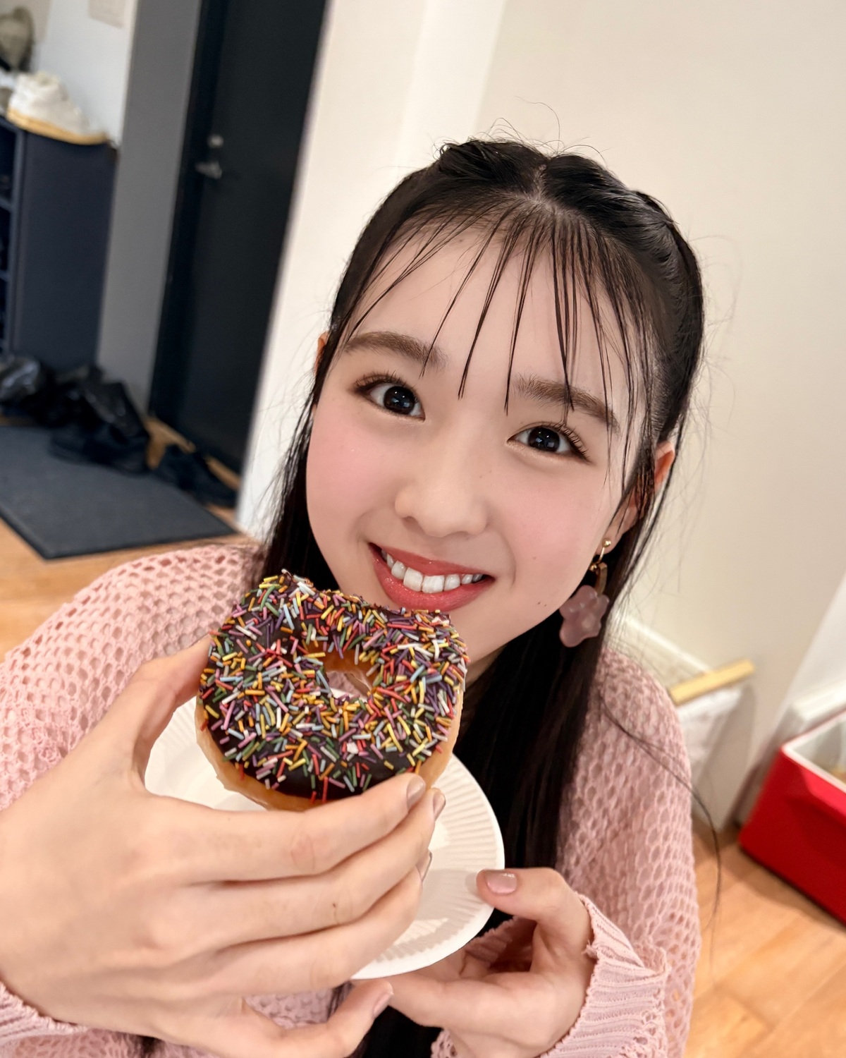 ドーナツを頬張るみんみを激写🤤🍩不意打ちでもこんなにかわいいっ🤎🤎⊹₊⟡⋆˚⊹—————————⊹₊⟡⋆˚⊹STモデルのオフショットがもっとみたいコは@seventeenjp_mag をフォローしてね
