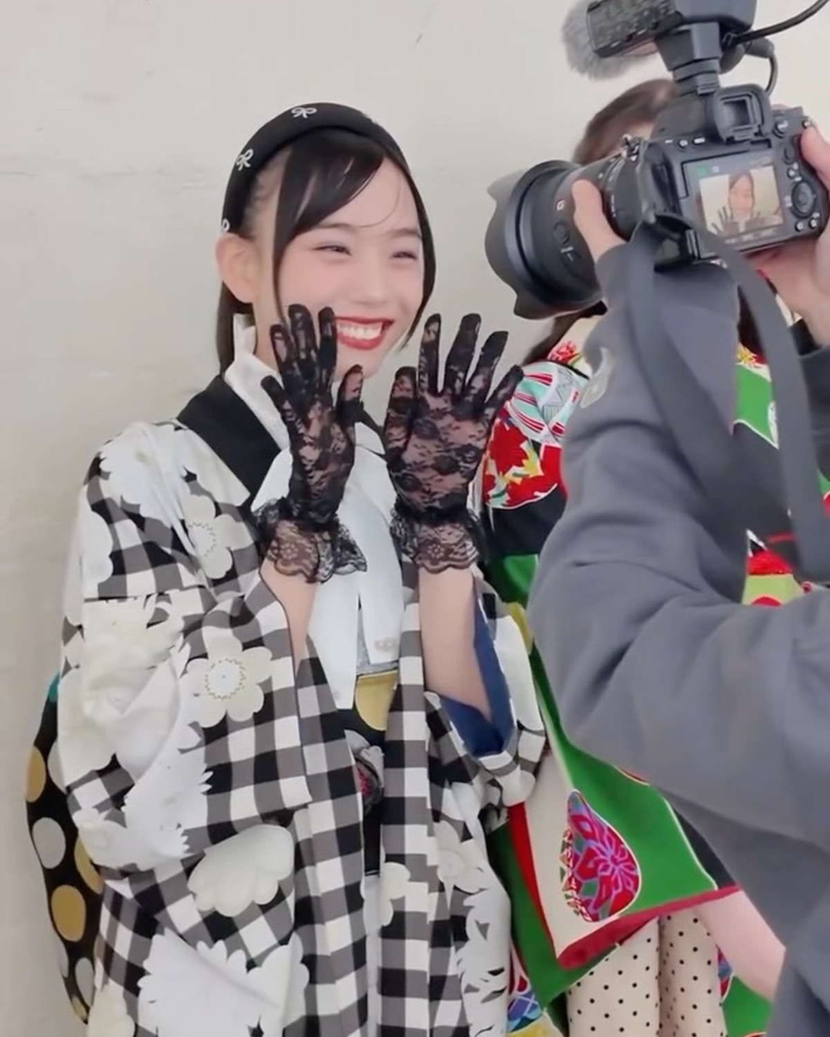 今日は成人の日👘✨新成人の皆さまおめでとうございます💐ということで晴れ着を着た今月のカバームービーの撮影風景のまとめを💓 同じ学年で仲良しの3人だからこそのゆるい空気感で楽しく撮影したよ🎶#松本麗世