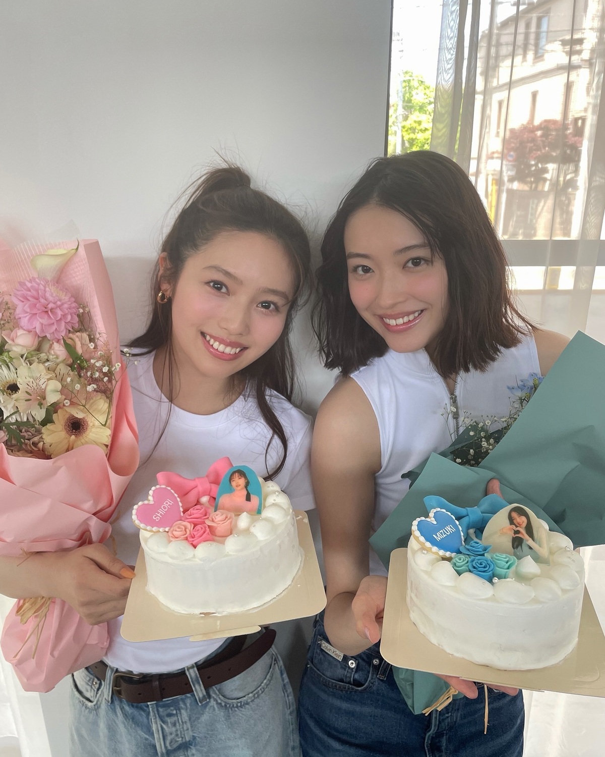 8月最終日の今日は…夏号で卒業するあきたまる＆みずきちのオフショットをお届け📸💐撮影後に花束とケーキをサプライズでプレゼントしたよ💝5.6枚目は撮影終わりに合わせて駆けつけてくれた梨々花とここあ👭🏻💨