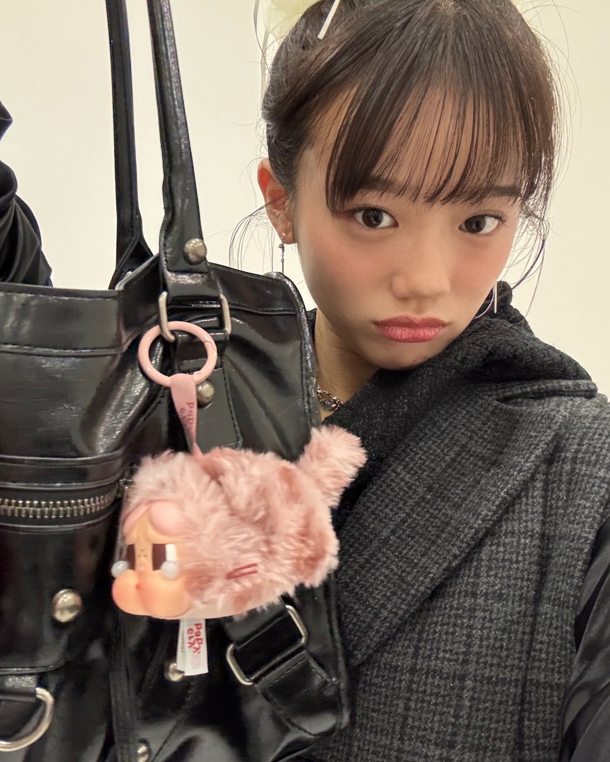 発売中の冬号📖STモデルの冬私服企画チェックしてくれた？🩵瑠菜はJKにも人気のあの子をバッグにつけてます👜👶🏻#Seventeen冬号 #Seventeen #セブンティーン #ST冬号 #中島瑠菜