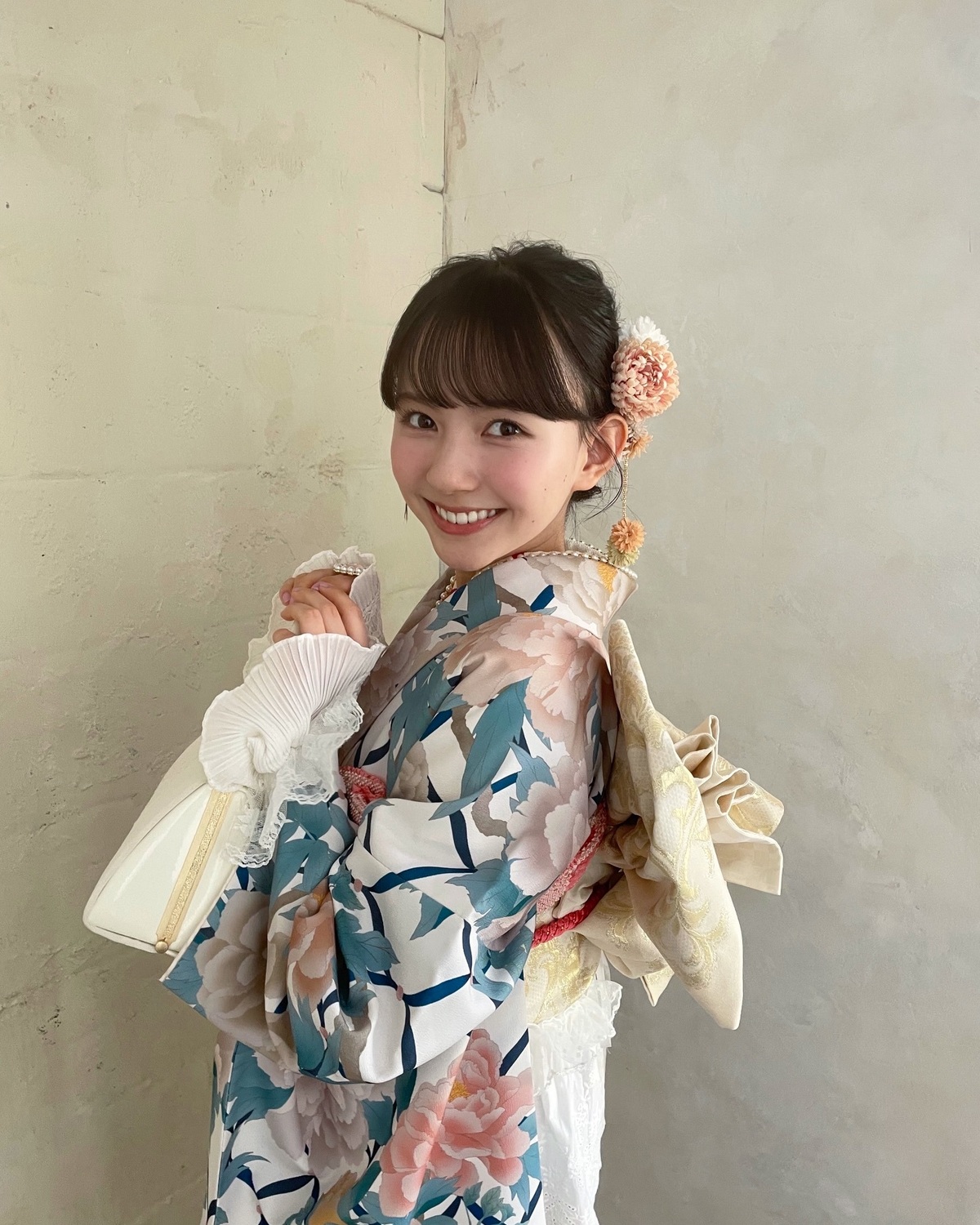 新年4日目💐今日はここあのキュートなオフショを📸最後の一枚がおちゃめでキュン🥺🫰🏻カラーも柄も落ち着きがありながらも華やかな振袖がここあのイメージにぴったりだよね👘💓 みんなは何枚目が好き？#河村ここ