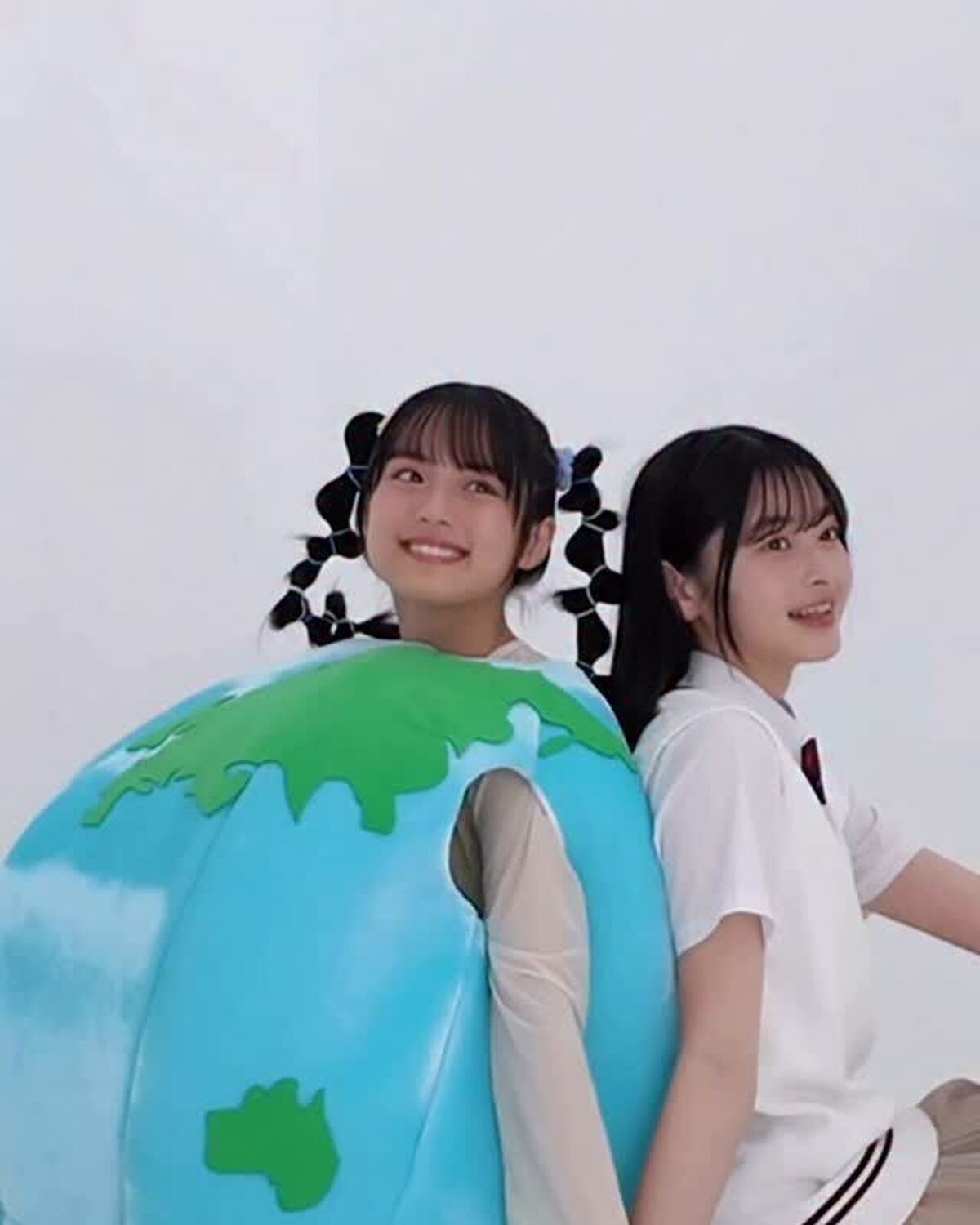 大好評の地球コスの優名🌏を動画でも💖めりちゃんとのコンビも可愛すぎ👩🏻‍❤️‍👩🏻#Seventeen #セブンティーン #ST夏号 #雑誌 #ファッション雑誌 #Seventeen夏号 #sgds 