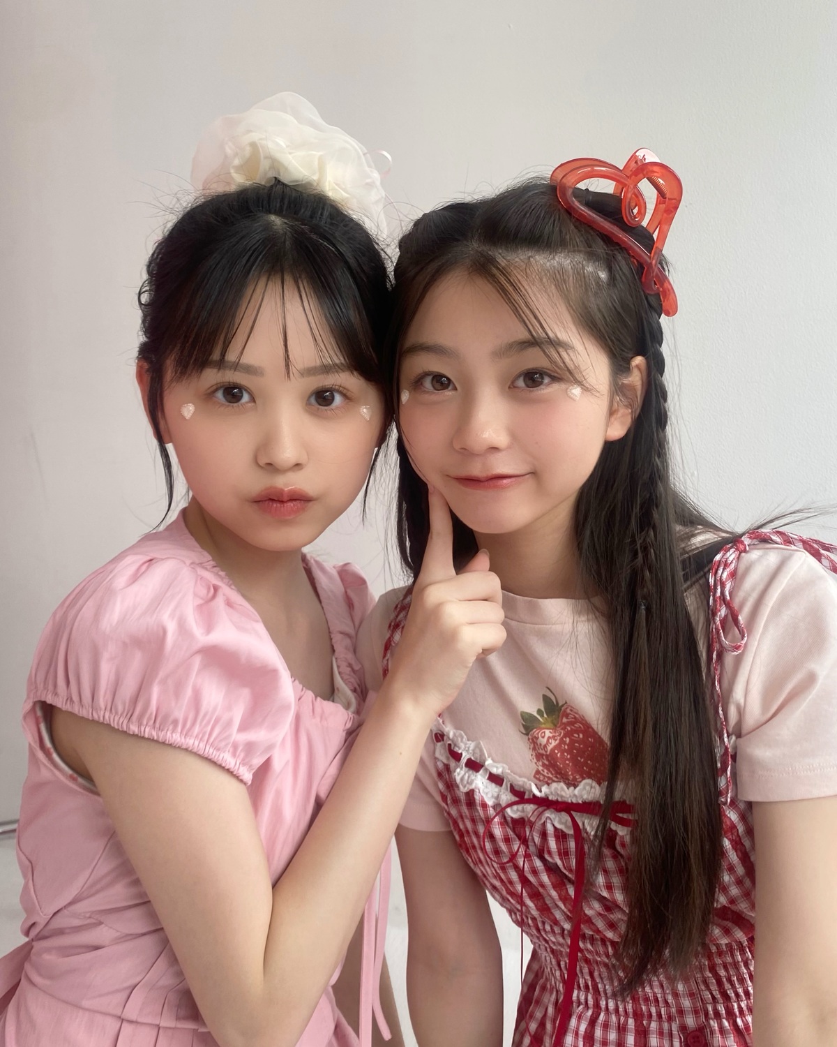 今日からSeventeen夏号のオフショットを投稿していくよ〜💕まずはかんちゃん＆あいにゃん👩🏻‍❤️‍👩🏻🍓💞2枚目はTikTokを撮ってるところを📸後日🆙するからお楽しみに🥰#梶原叶渚 #稲光亜依