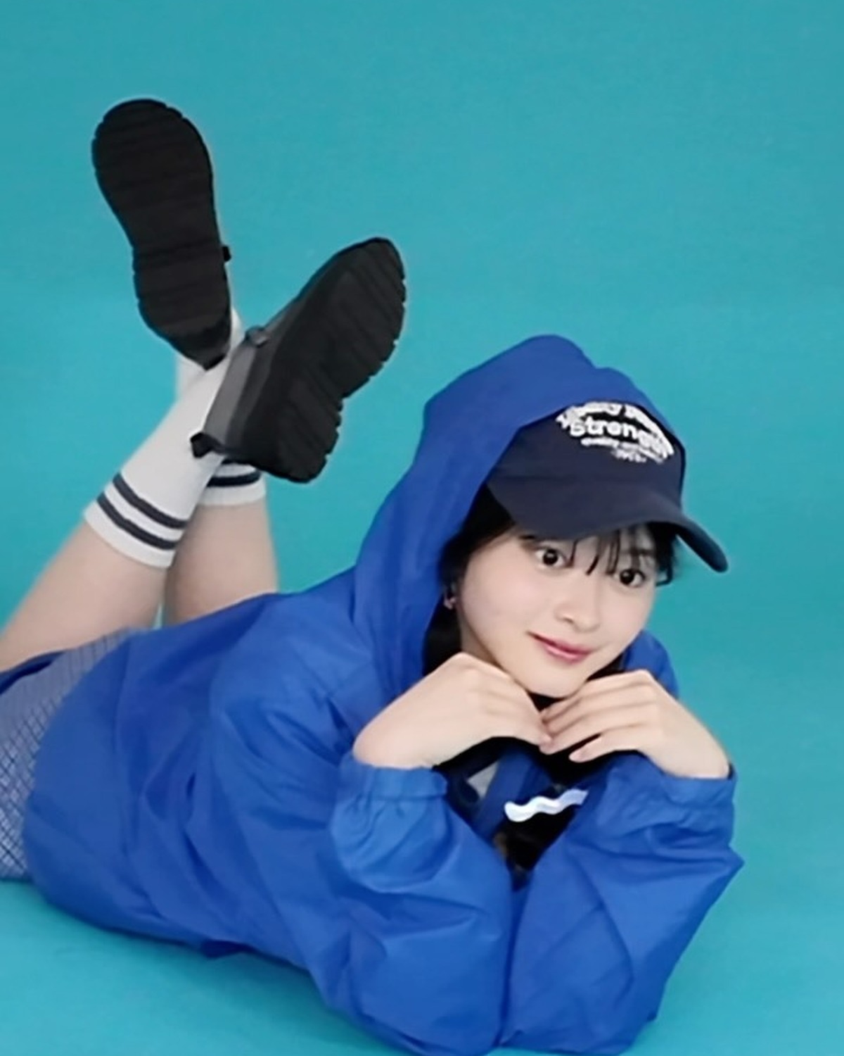 イルカなめりい🐬💙イルカっぽいポージングをお願いされて…👀寝転んでみたりイルカのヒレをイメージしたり🤣秋号に掲載中のゲッターズ飯田さん企画の一コマでした🩵🩵⊹₊⟡⋆˚⊹—————————⊹₊⟡⋆˚⊹S