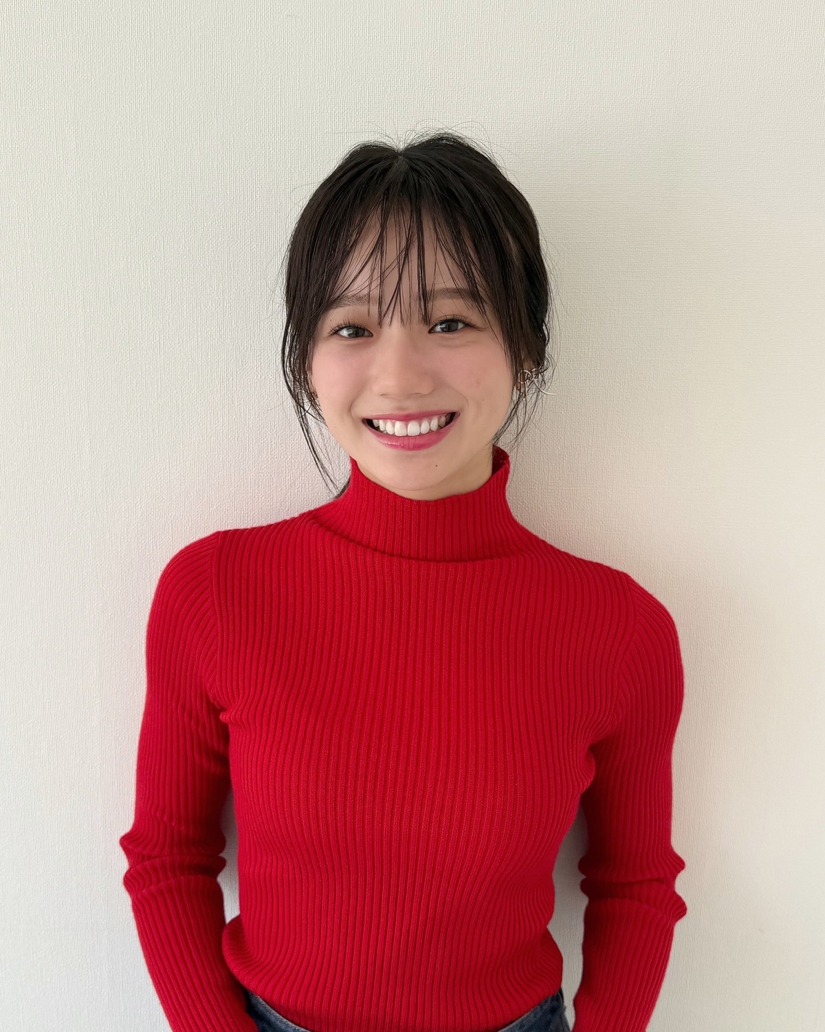 赤いニットがお似合いすぎる瑠菜🧶🪽ハイネックとヘアアレンジで姉み増し増し✨秋の指名買いコスメ企画のオフショット📸#中島瑠菜 #ハイネックニット #赤ニット #秋メイク #オフショット #Sevente