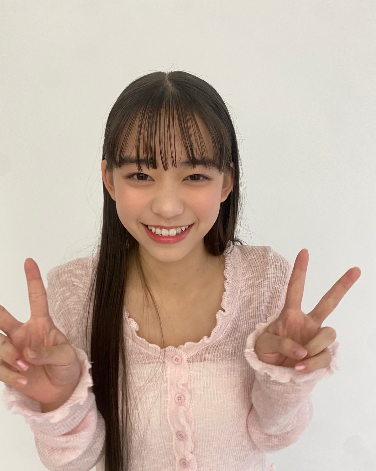 オフショットからも元気さが伝わってくるおみく🥹🫶🏻いつも明るくてごきげんで可愛すぎる🥴💞💞お喋りするのが大好きなおみくは、最近あったことや学校のことなんかも撮影現場でもたくさん話してくれるよ🤣🎶#岡本