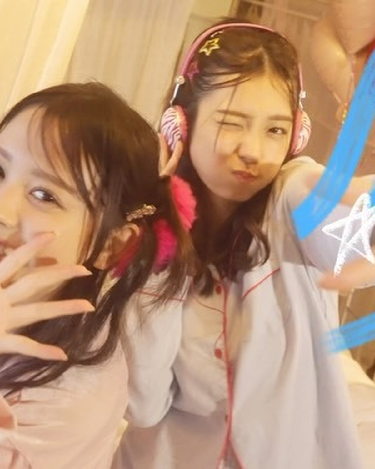 ８月のカバームービーには同期の超♡仲良しコンビかんちゃん＆まほちが登場👩🏻‍❤️‍👩🏻💖テーマは…２人のお泊り会🫧リップをぬってヒールを履いて準備万端👠💄 セレブごっこしたり、DJ やってダンスしたり