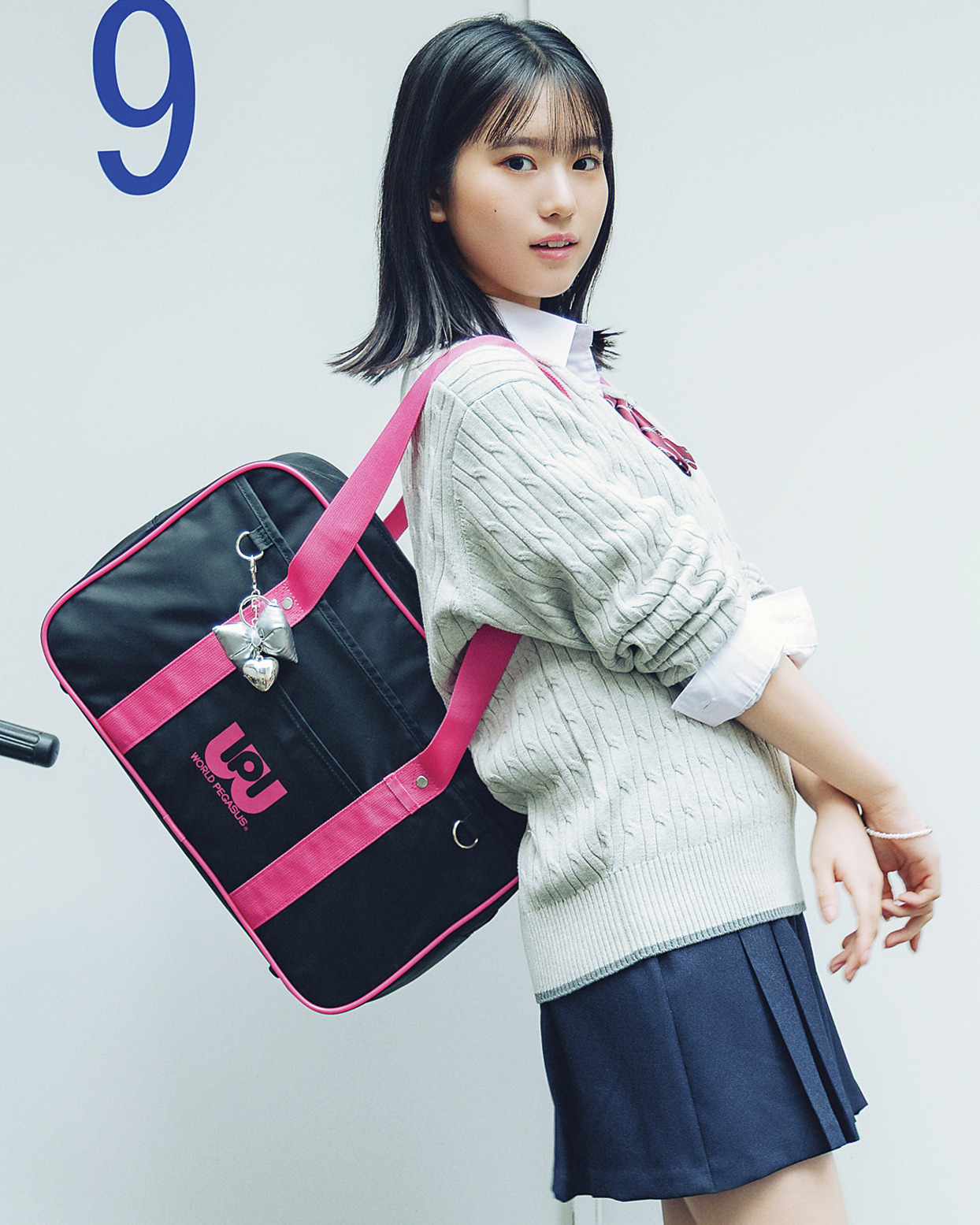 【学年別おすすめ制服コーデ】高2モデル・増田三莉音はカラースクバの超鉄板“ワッペ”を背負って