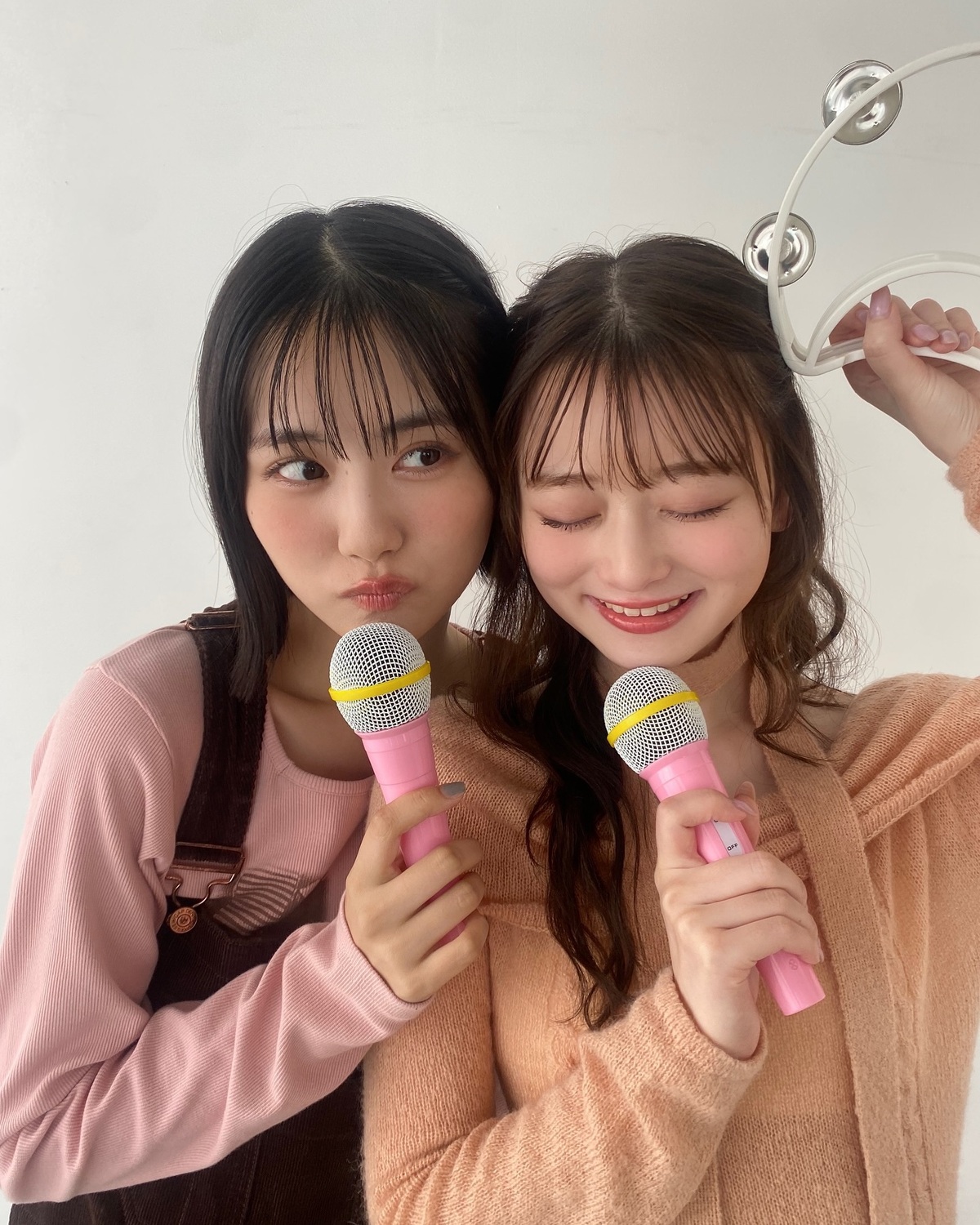 やっぱりるきゆながスキすぎる👩🏻‍❤️‍👩🏻💓安定の仲良しコンビ✩.ᐟ˖⁺‧マイクとタンバリンを持ってカラオケをイメージした撮影をしたよ📸終始ノリノリな瑠紀を見て、ゆななが爆笑するという構図でした🥹🎶