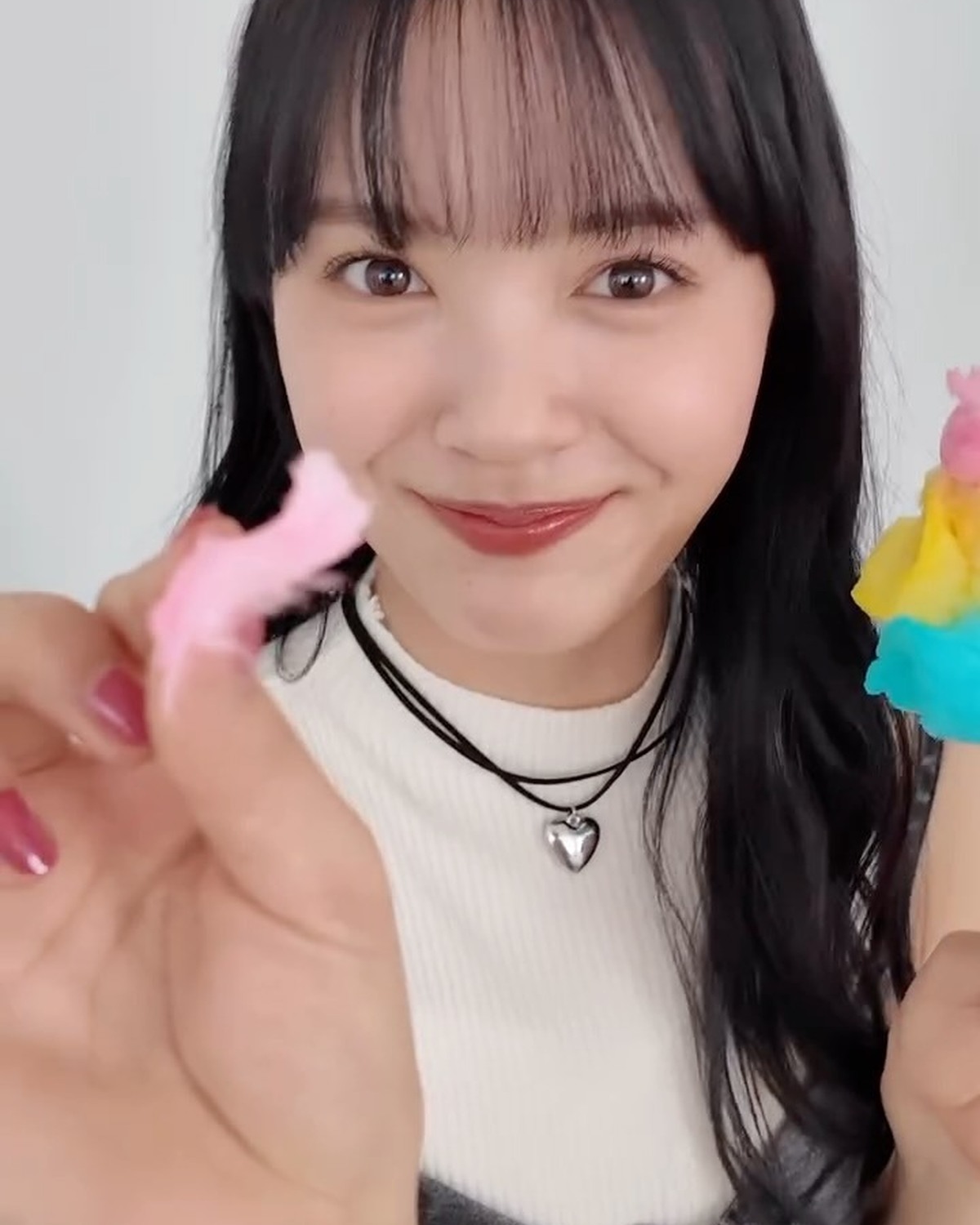 うみちゃんのはじける笑顔がキュンすぎる🥺💘カラフルなわたあめを持ってハッピーに撮影🌈🎶#Seventeen #セブンティーン #ST #雑誌 #ファッション雑誌 #Seventeen夏号 #sgds 