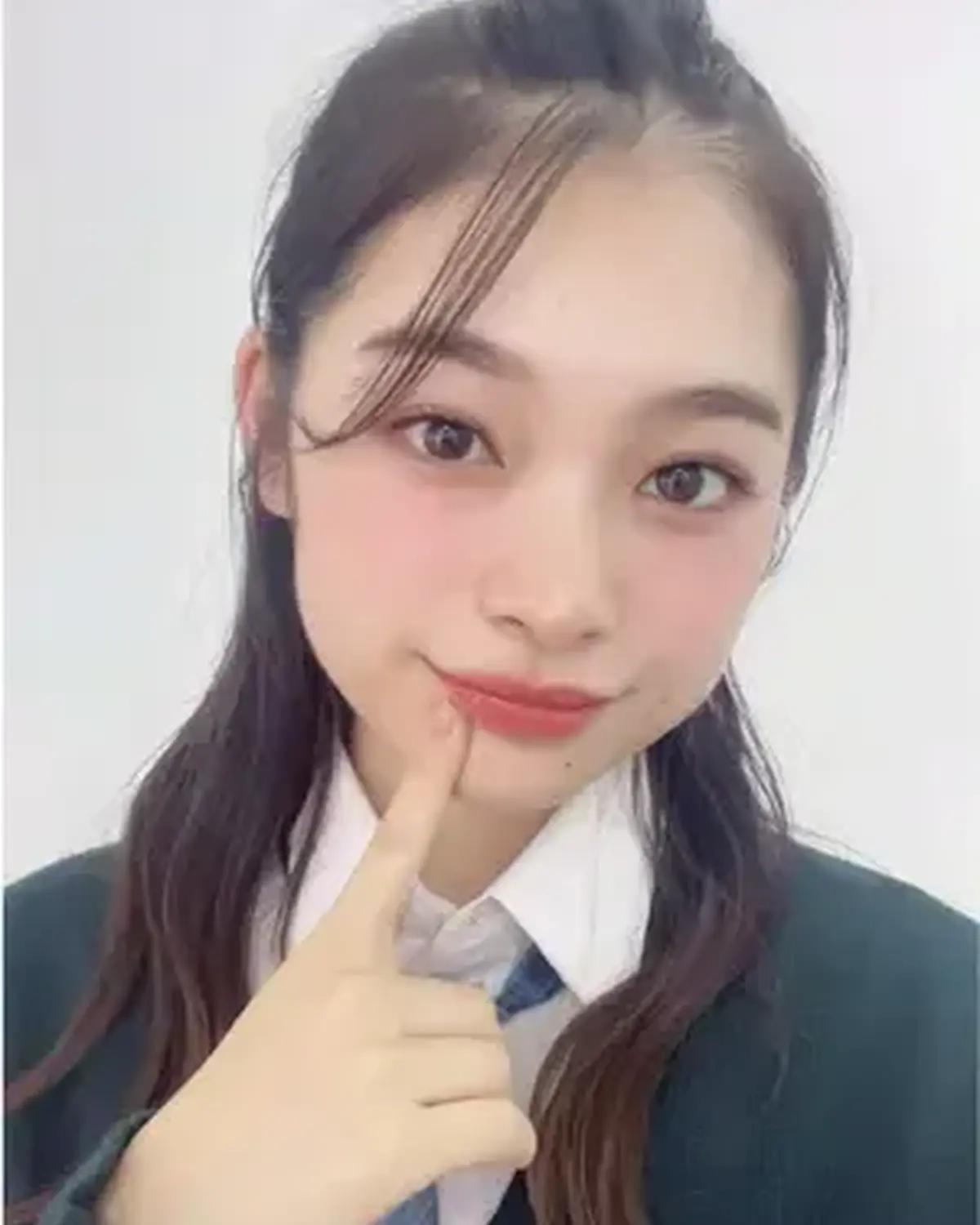 みんなも琉衣にメロメロ？😎💞週末何して過ごしてる？🍃 #月島琉衣 #Seventeenモデル #可愛い女の子 #制服 #おすすめ　