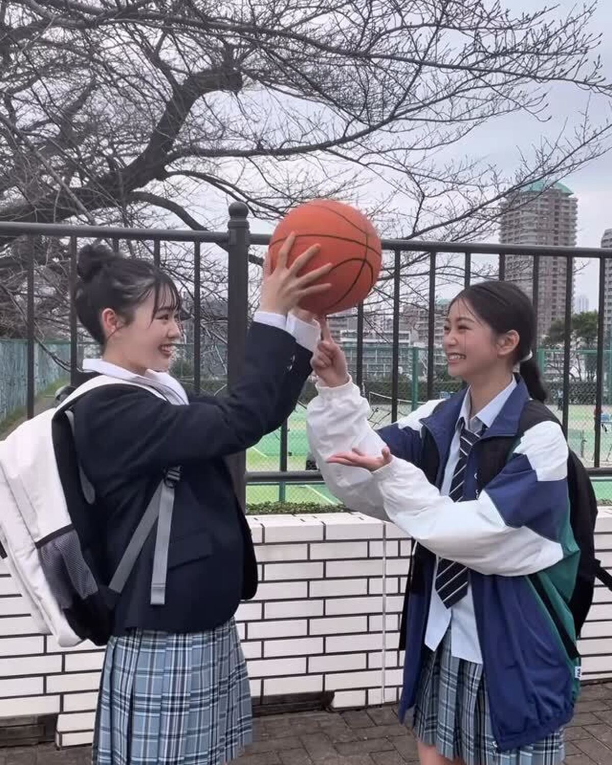 こういう技もありだよね？🥺🏀指回しをするあいちゃんを手伝うみんみ🤣✊🏻わちゃわちゃ楽しそうなふたりでした👩🏻‍❤️‍👩🏻🎵#Seventeen #セブンティーン #ST #雑誌 #ファッション雑誌 #