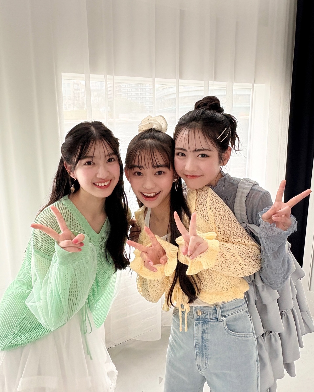 今日のオフショットは…Photo by みろん！！！💖先に撮影が終わったみろんが同期3人の組撮影を見学👀📸　可愛い〜！いいね〜！とモニターも見つつ盛り上げてくれつつ、オフショットも撮ってくれたよ🤣👏🏻