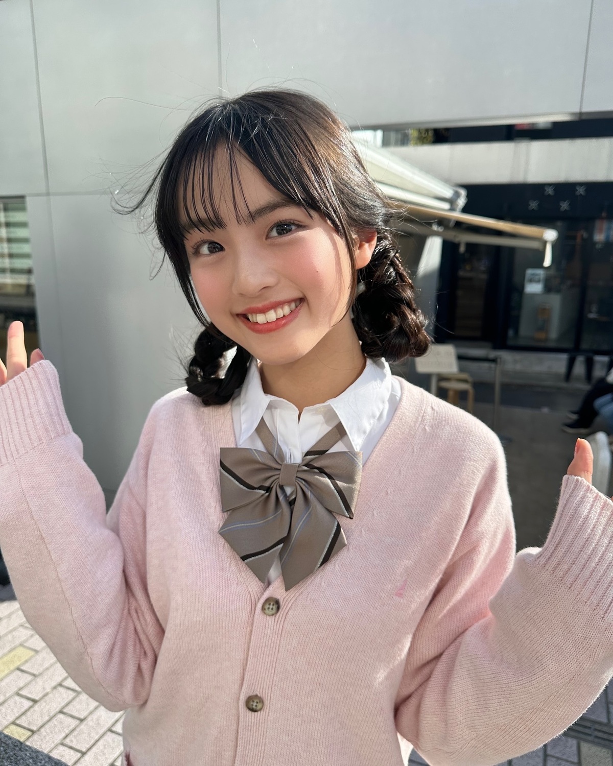 ピンクのカーディガンがお似合いのゆうちゃん🌸ひつじっぽなヘアアレンジにも注目🐏　もうすぐ新学期がスタートするね🏫✨みんなが楽しみにしてることは何？🎶コメントで教えてね〜😋✍🏻#Seventeen #セ