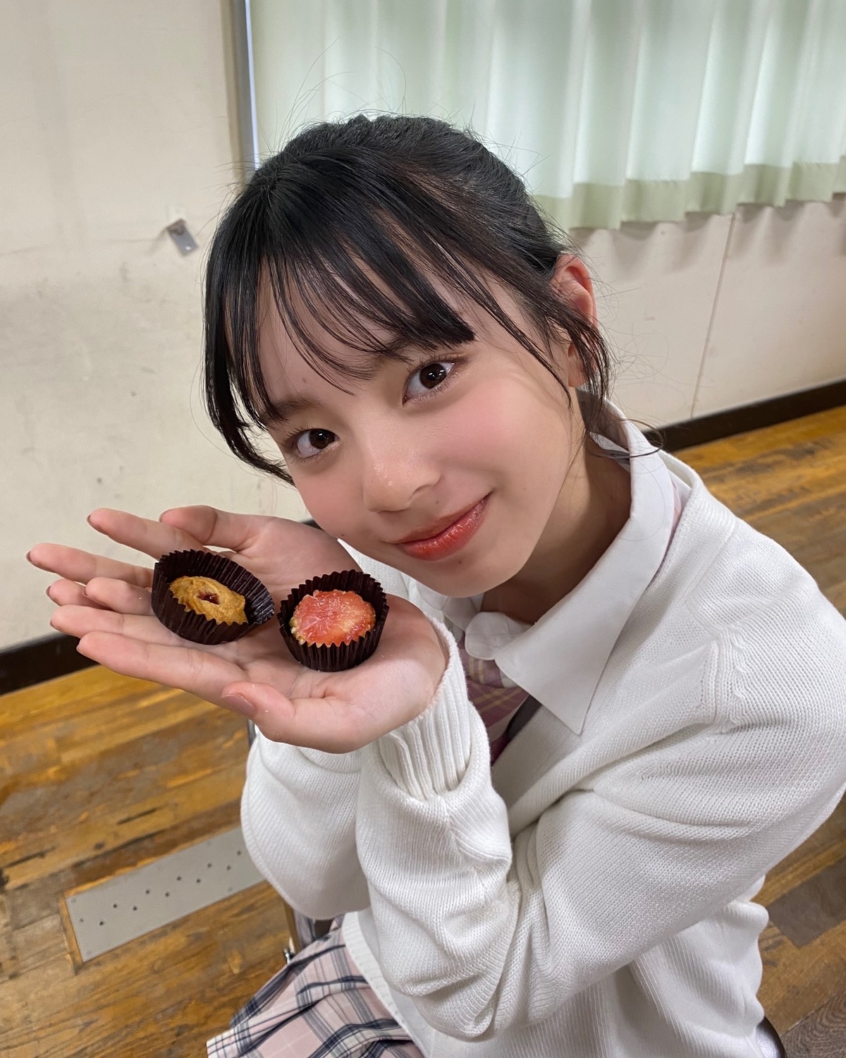撮影終わりに、ごほうびのおやつ〜🍪🍫糖分摂取中のまうを発見したよ🥺💡この日もよく頑張りました🤎🤍#Seventeen #セブンティーン #ST #雑誌 #ファッション雑誌 #小國舞羽 #jk #セルフ